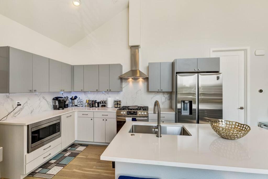 Bright 2BD 2BA Home 15 Mins to Downtown