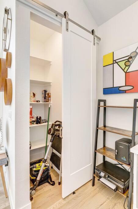 Bright 2BD 2BA Home 15 Mins to Downtown