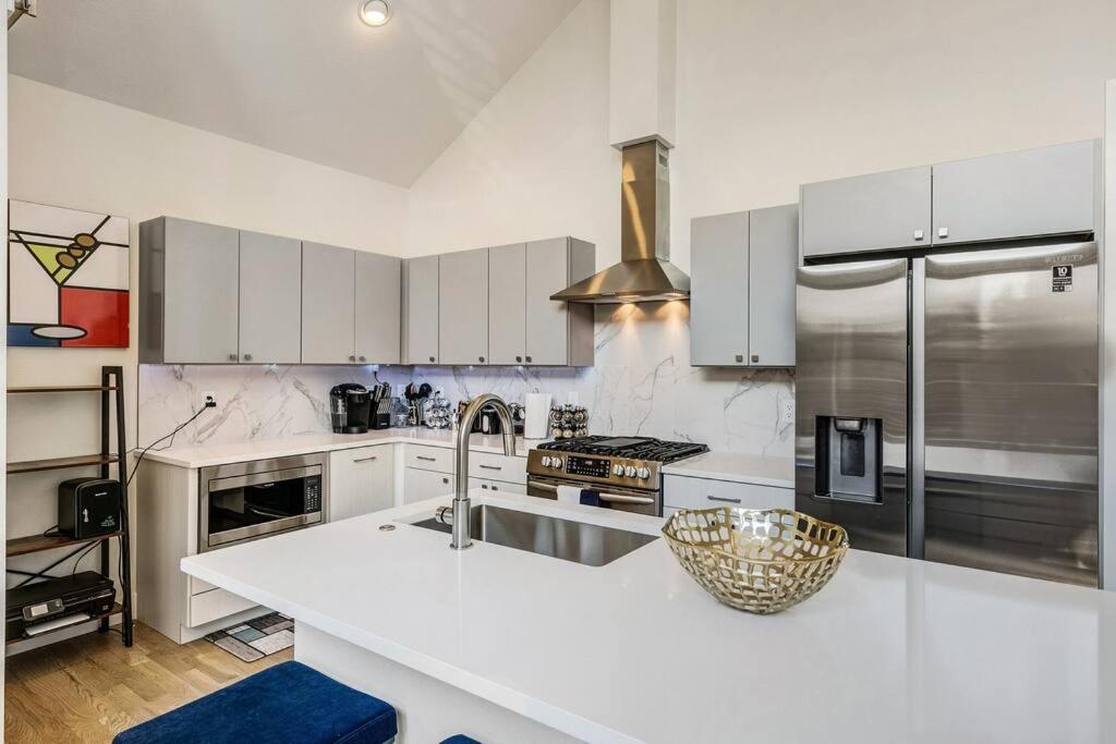 Bright 2BD 2BA Home 15 Mins to Downtown