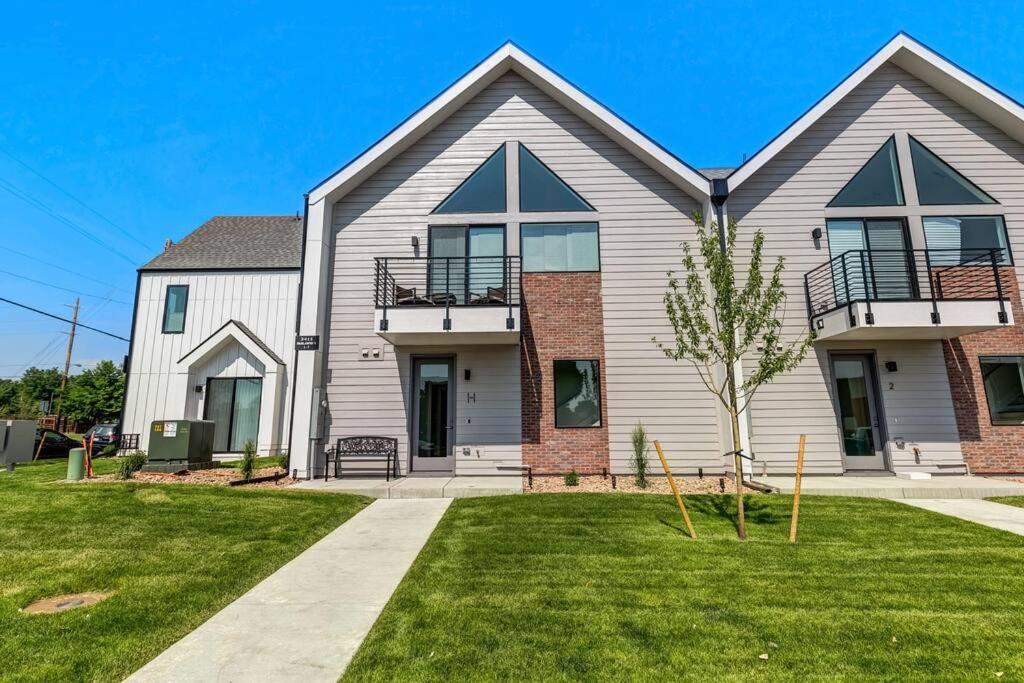 Bright 2BD 2BA Home 15 Mins to Downtown