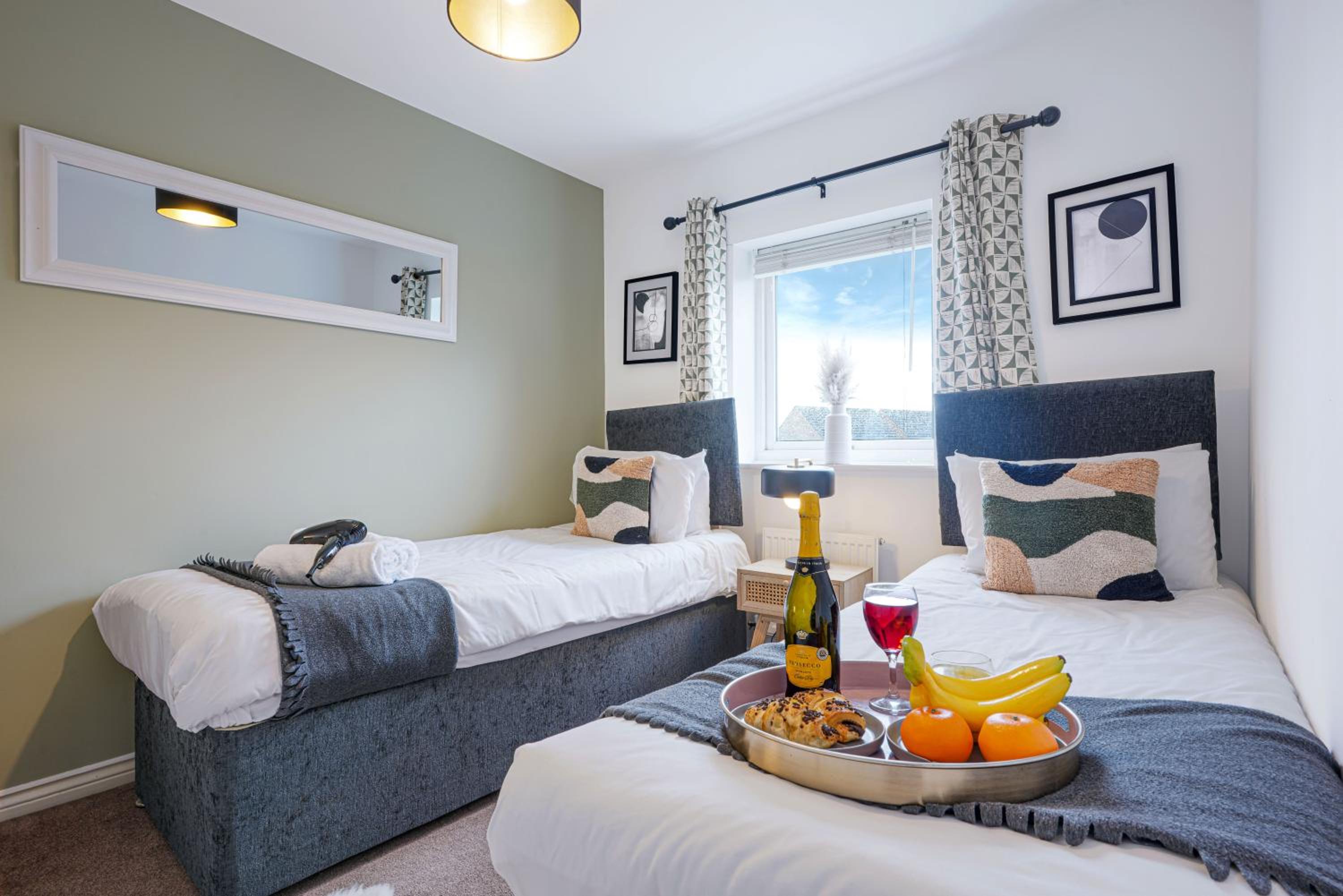 Special Offer! Harton House - Perfect for Contractors & Groups - Long Stays Welcome - Driveway Parking, Fast Wifi, SmartTV with Netflix by Yoko Property view 2
