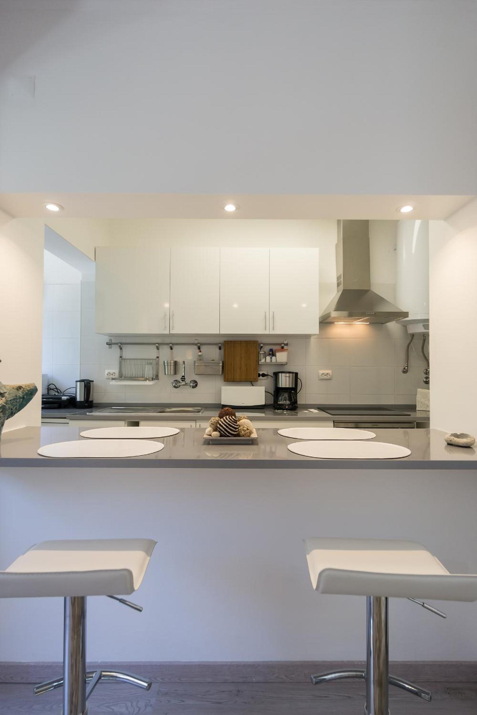 Lovely & Modern in the Center view 4