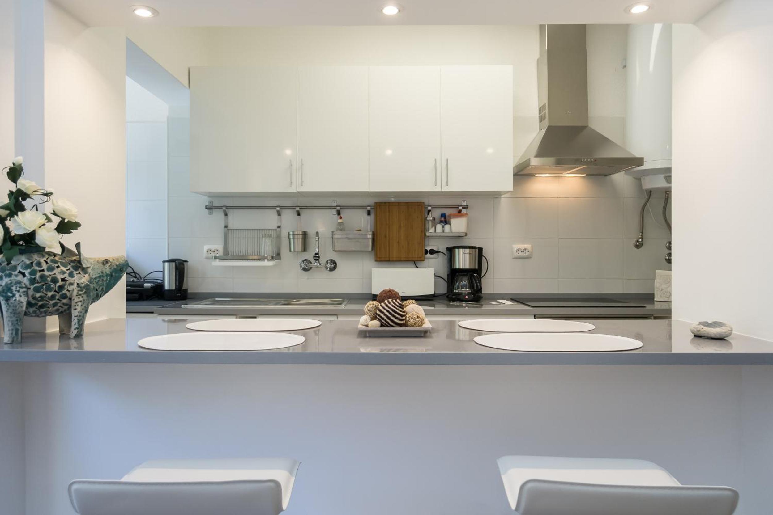 Lovely & Modern in the Center view 5