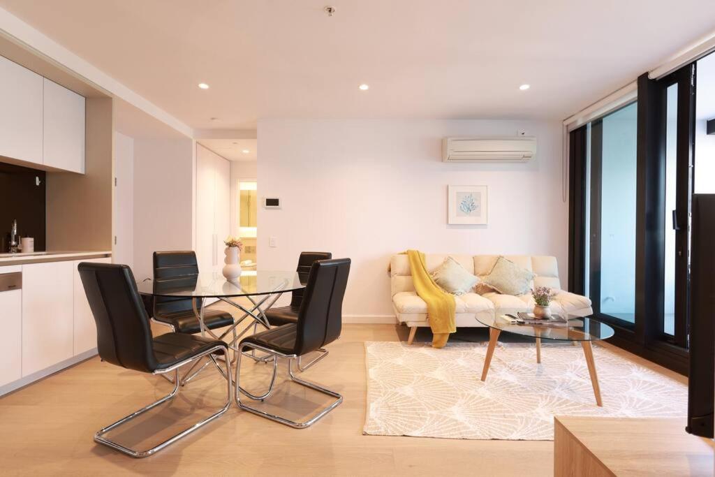 Cool City View 2BR Central with Pool and Free Parking