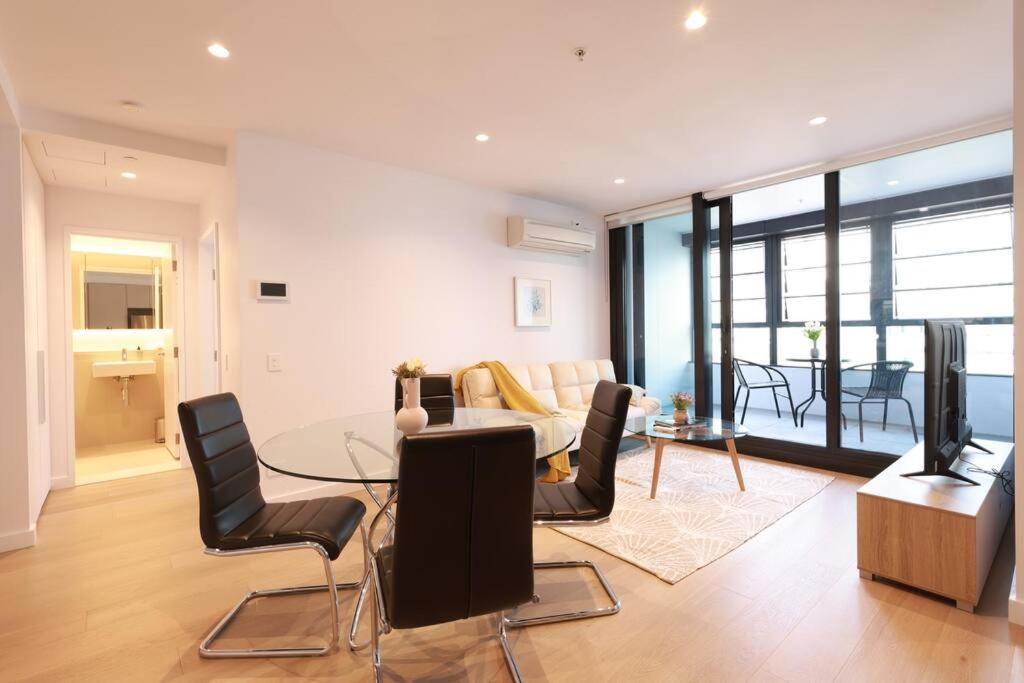 Cool City View 2BR Central with Pool and Free Parking