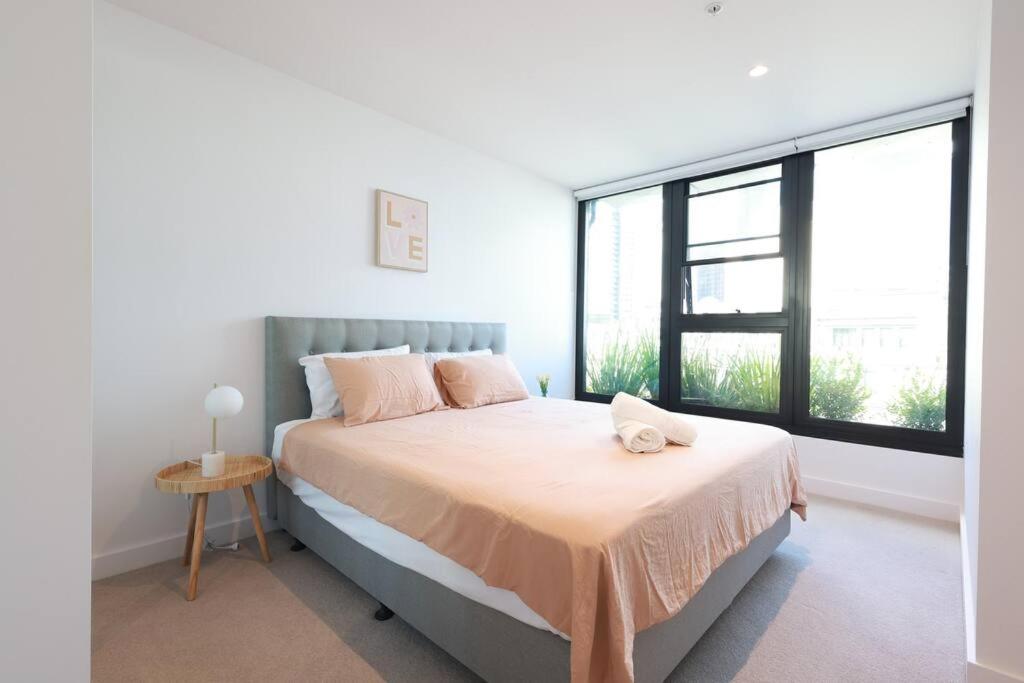 Cool City View 2BR Central with Pool and Free Parking