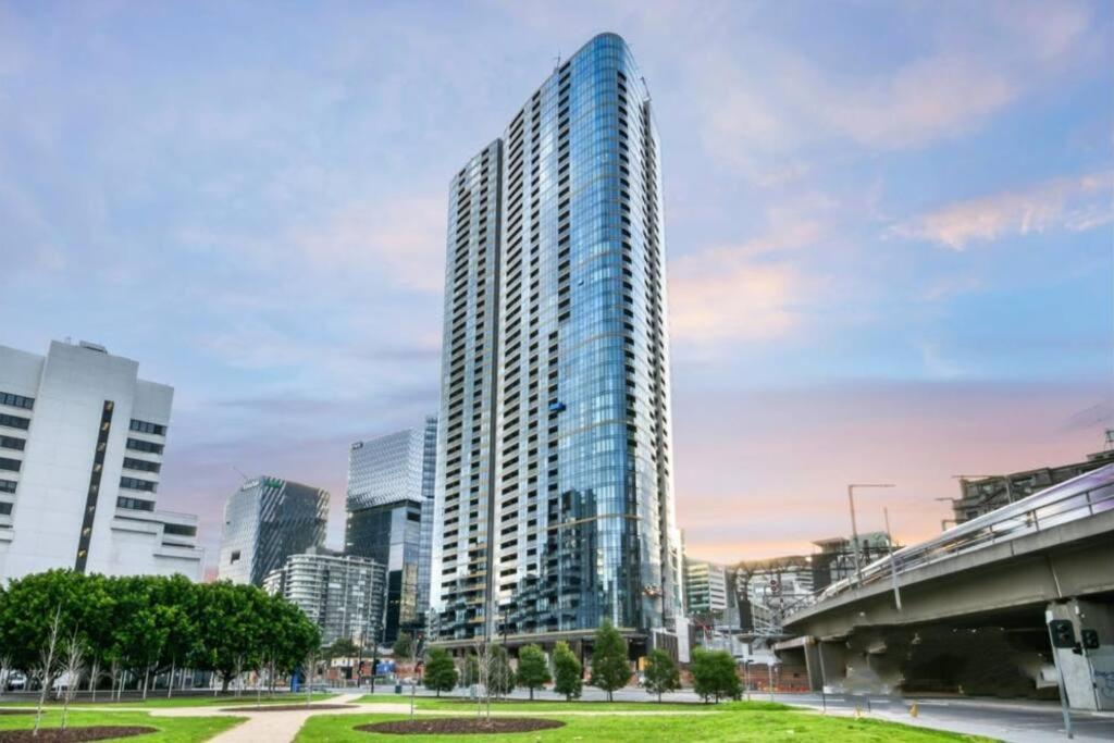 Cool City View 2BR Central with Pool and Free Parking