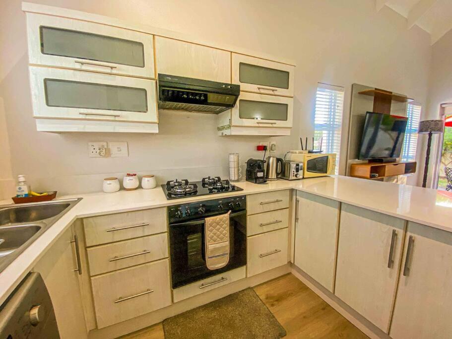 Seabreeze Cottage with 2 Bed and 2 Bath with Inverter view 4