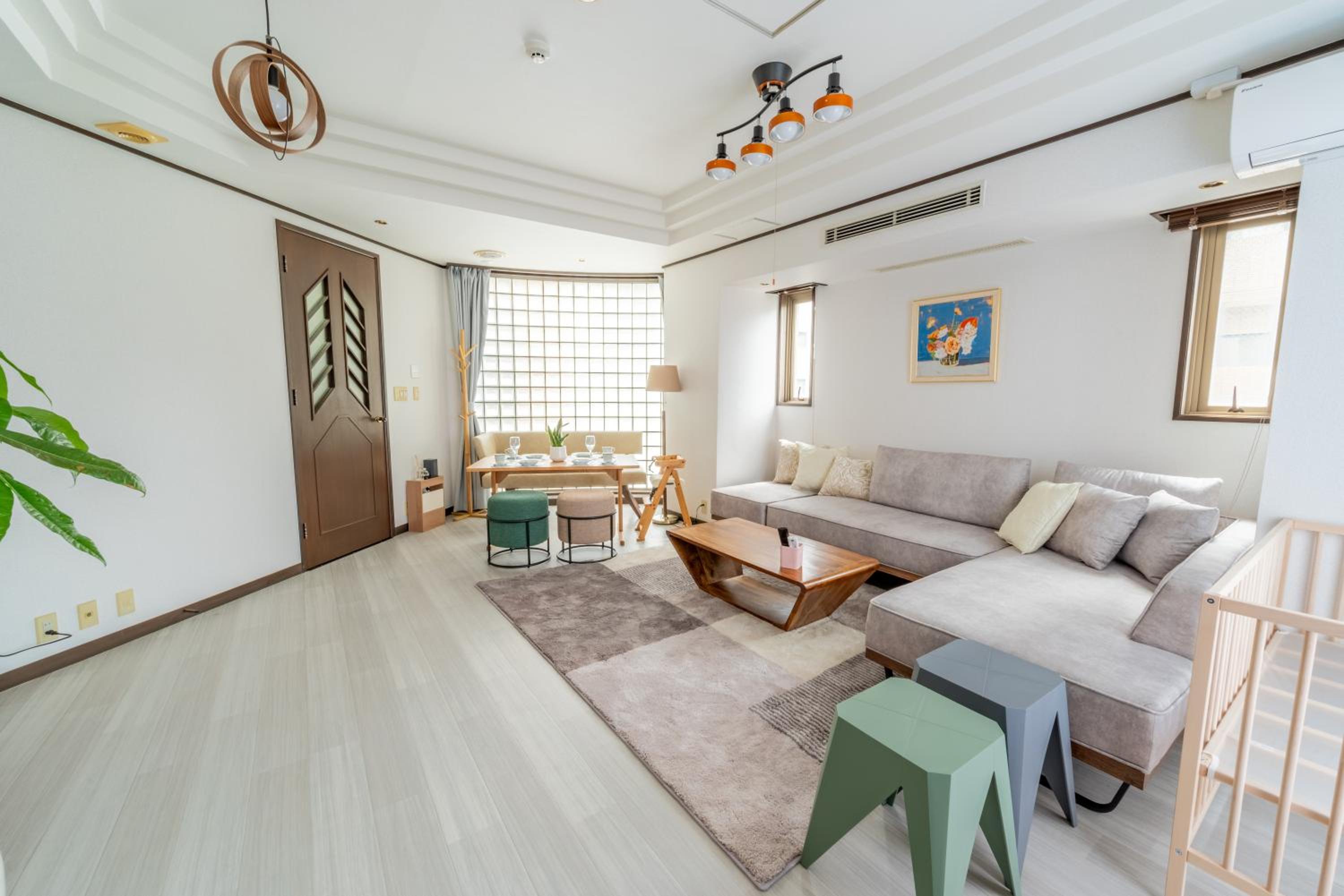 SWEET HOUSE 105 square meters of single floor space 15 minutes on foot to Shinsaibashi Dotonbori 30 minutes to USJ 7 minutes to Umeda