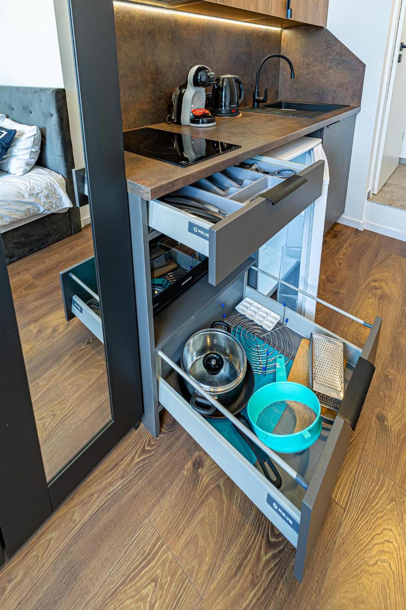 Uptown studio Nr8 with parking & AC view 3
