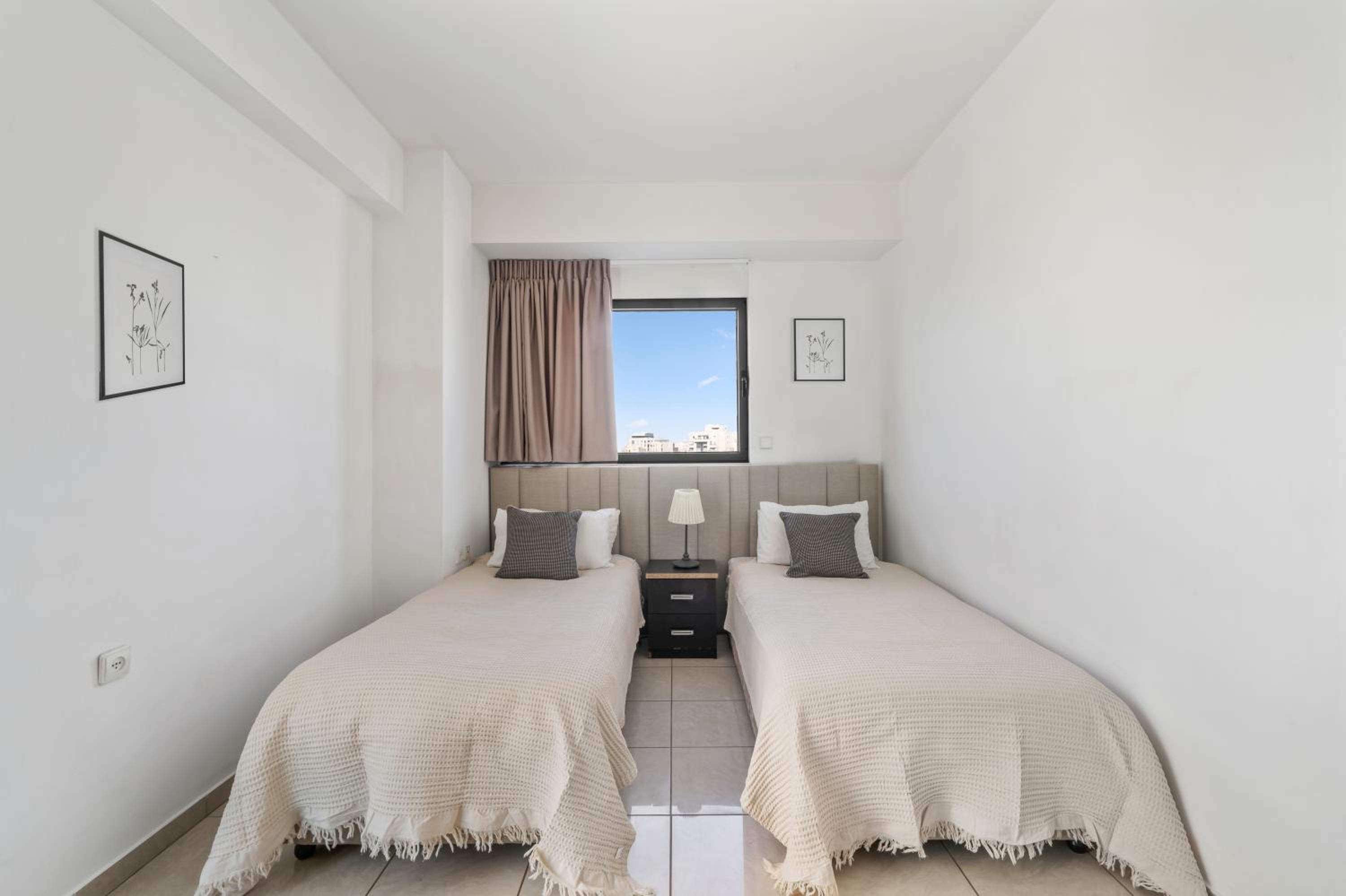 Beautiful 3 BDR Heart of JLM -Modern with Huge Balcony view 2