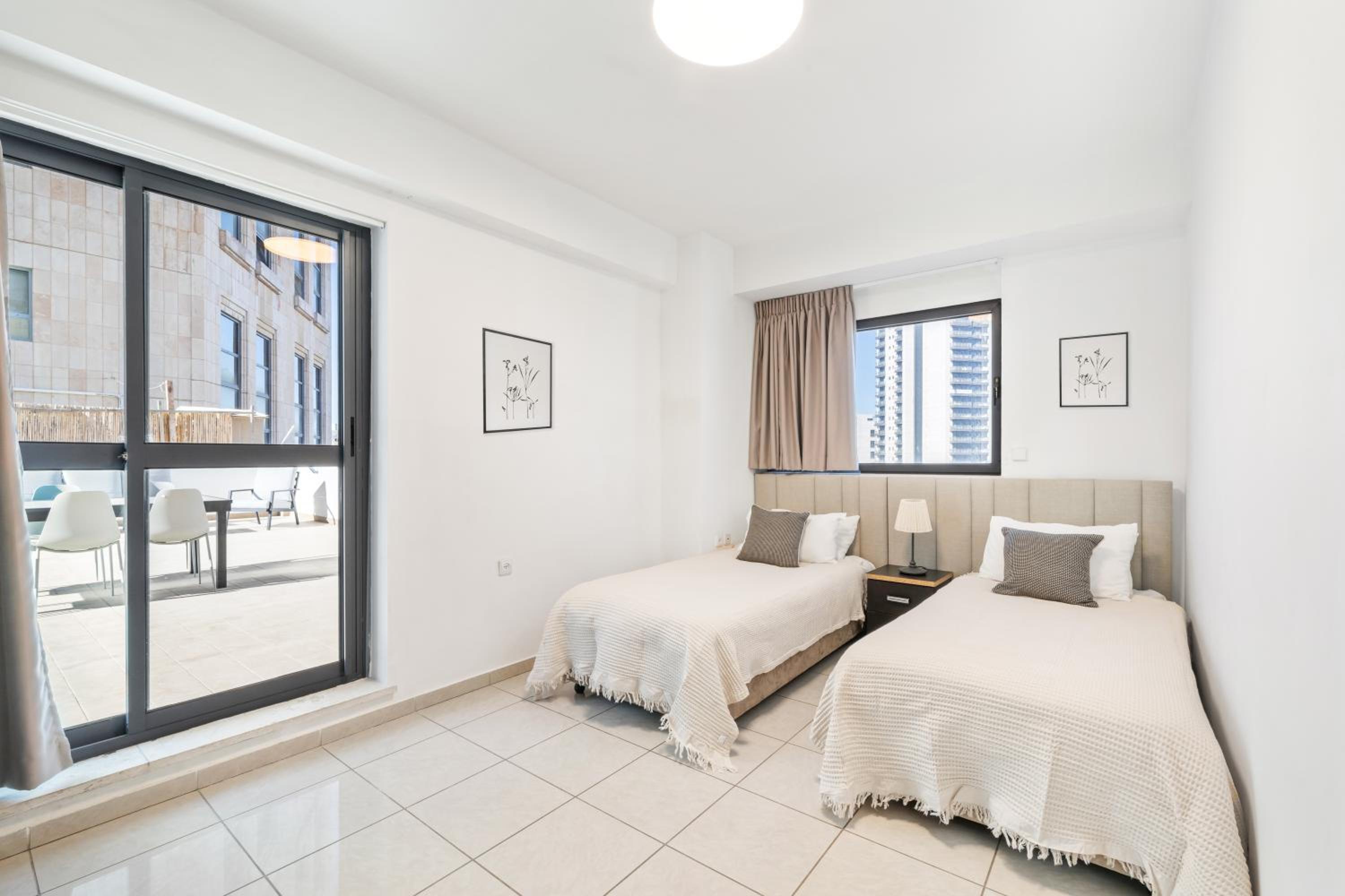 Beautiful 3 BDR Heart of JLM -Modern with Huge Balcony view 3
