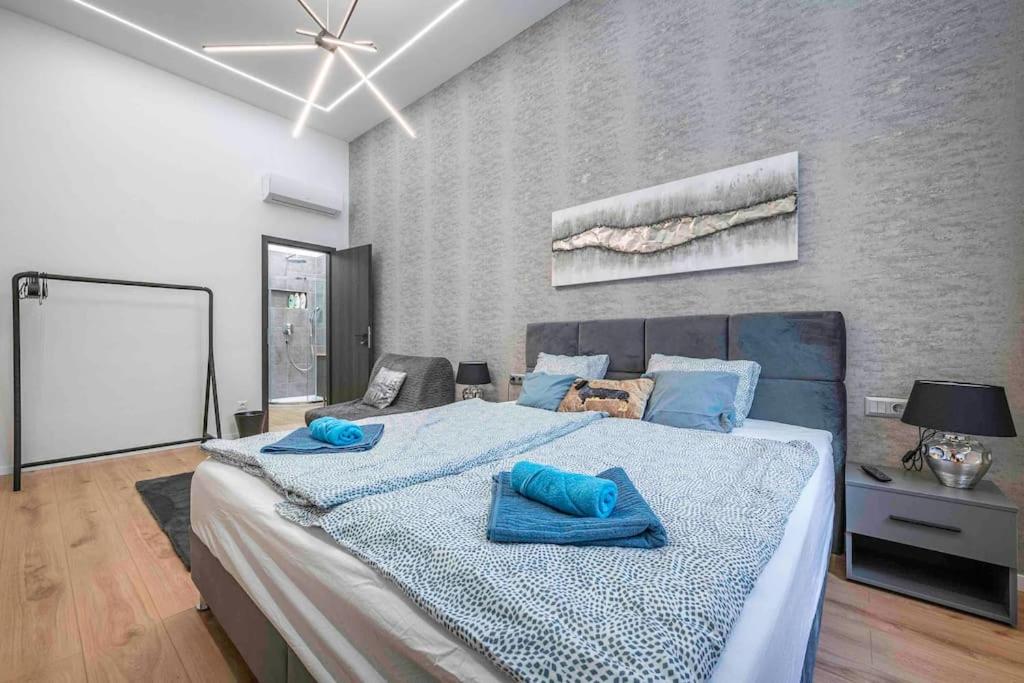 Exclusive Downtown Apartment with AC view 4