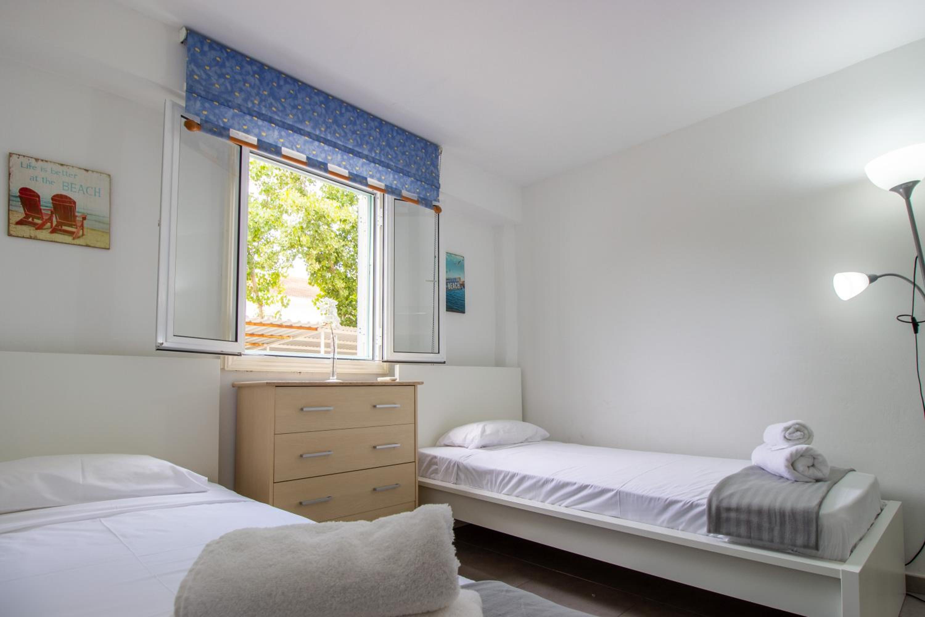 Walk to the beach 2-bed apt