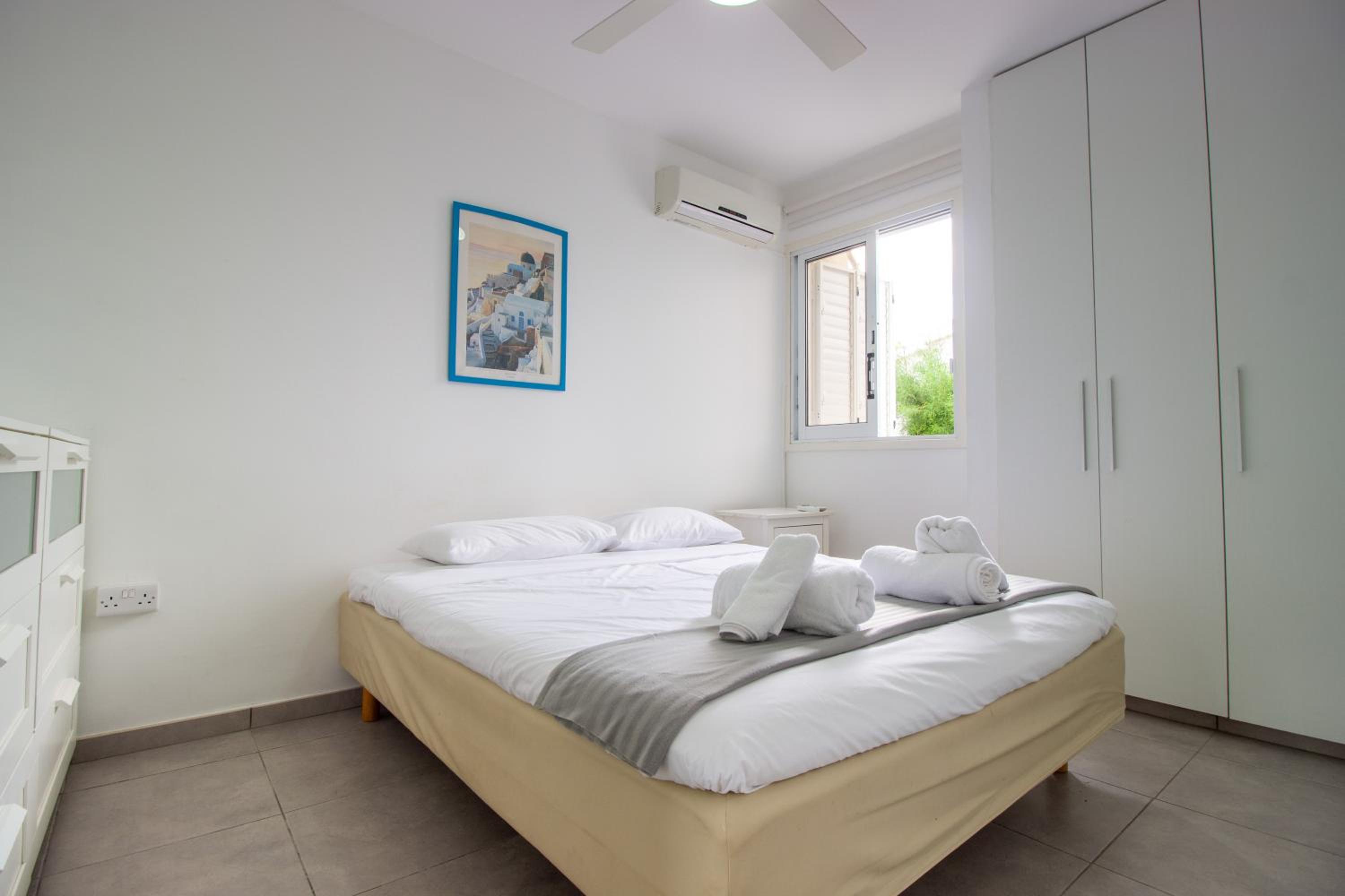 Walk to the beach 2-bed apt