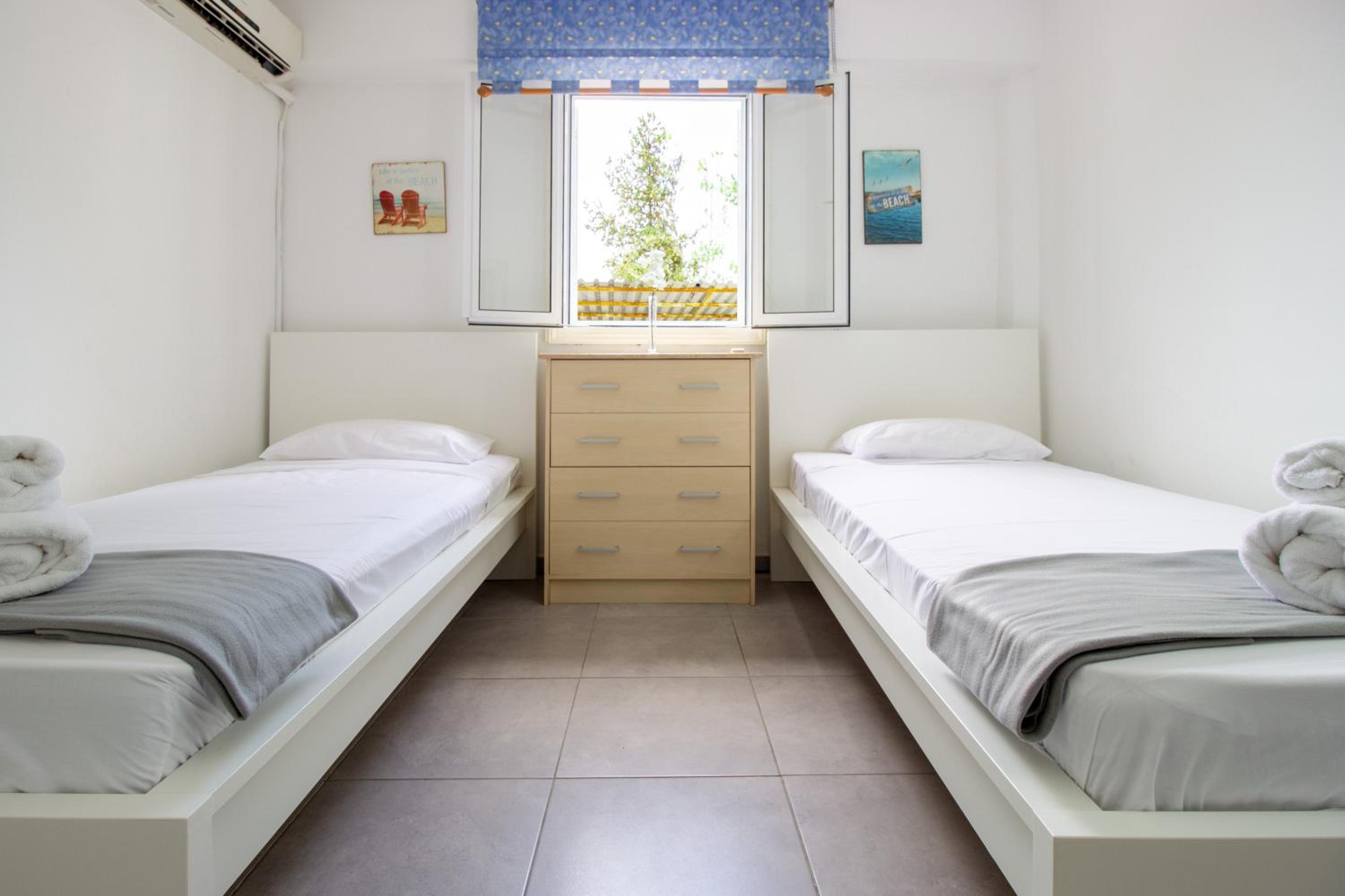 Walk to the beach 2-bed apt