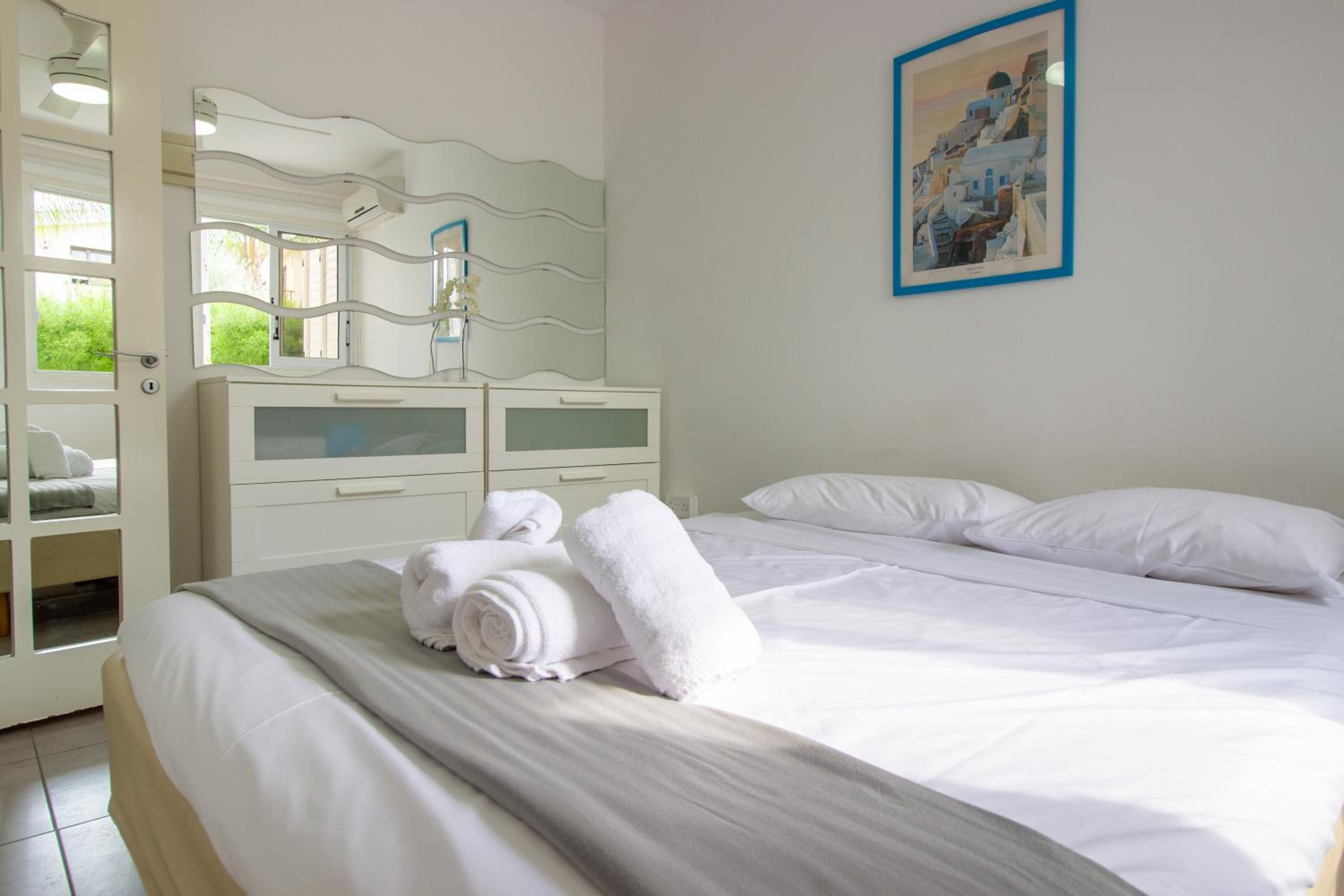 Walk to the beach 2-bed apt