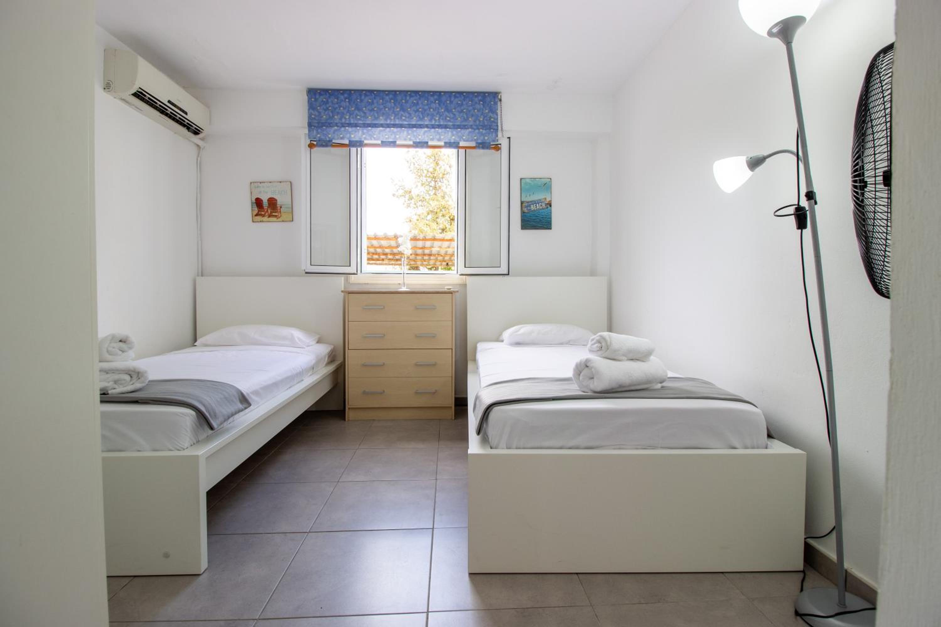 Walk to the beach 2-bed apt