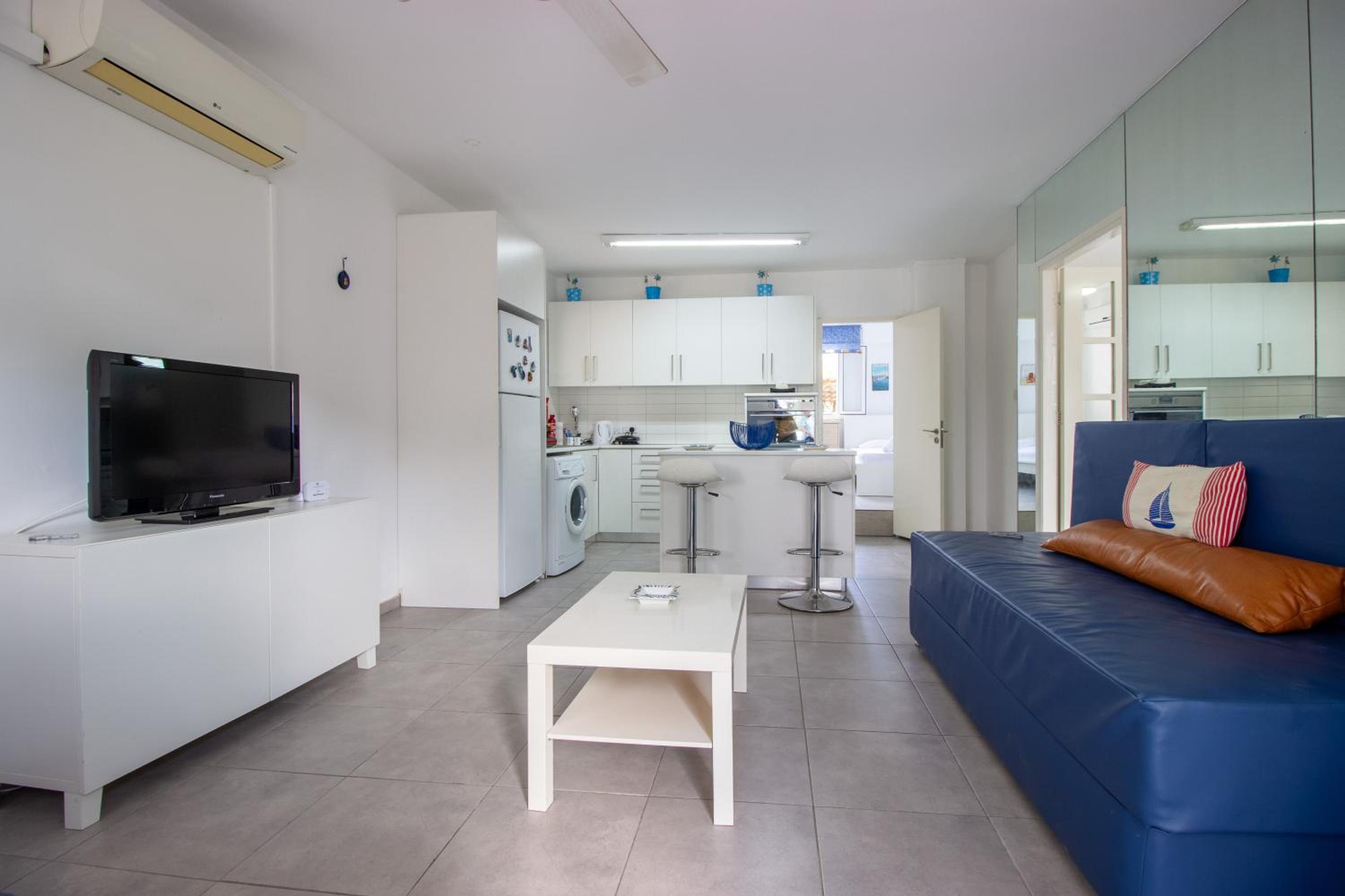 Walk to the beach 2-bed apt