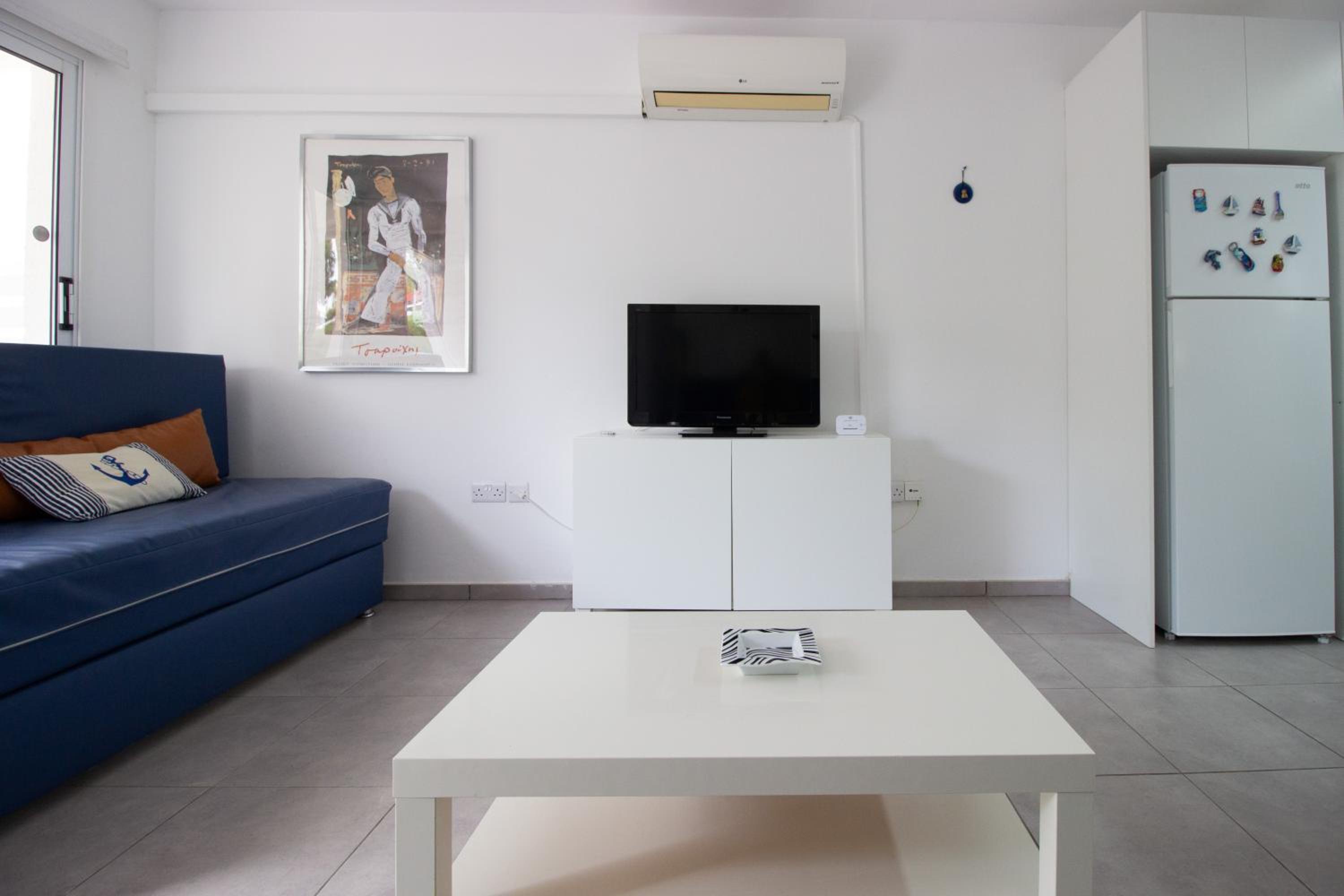 Walk to the beach 2-bed apt