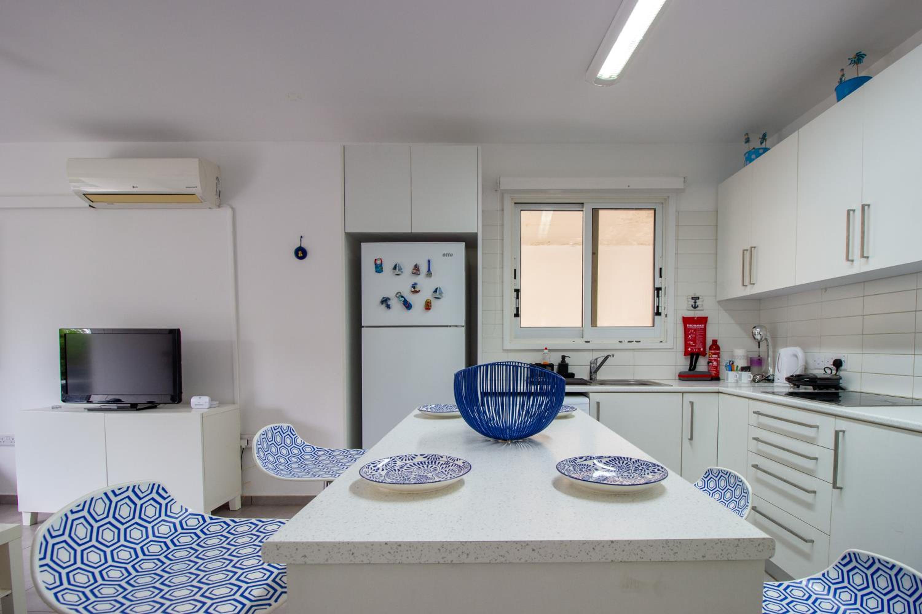 Walk to the beach 2-bed apt