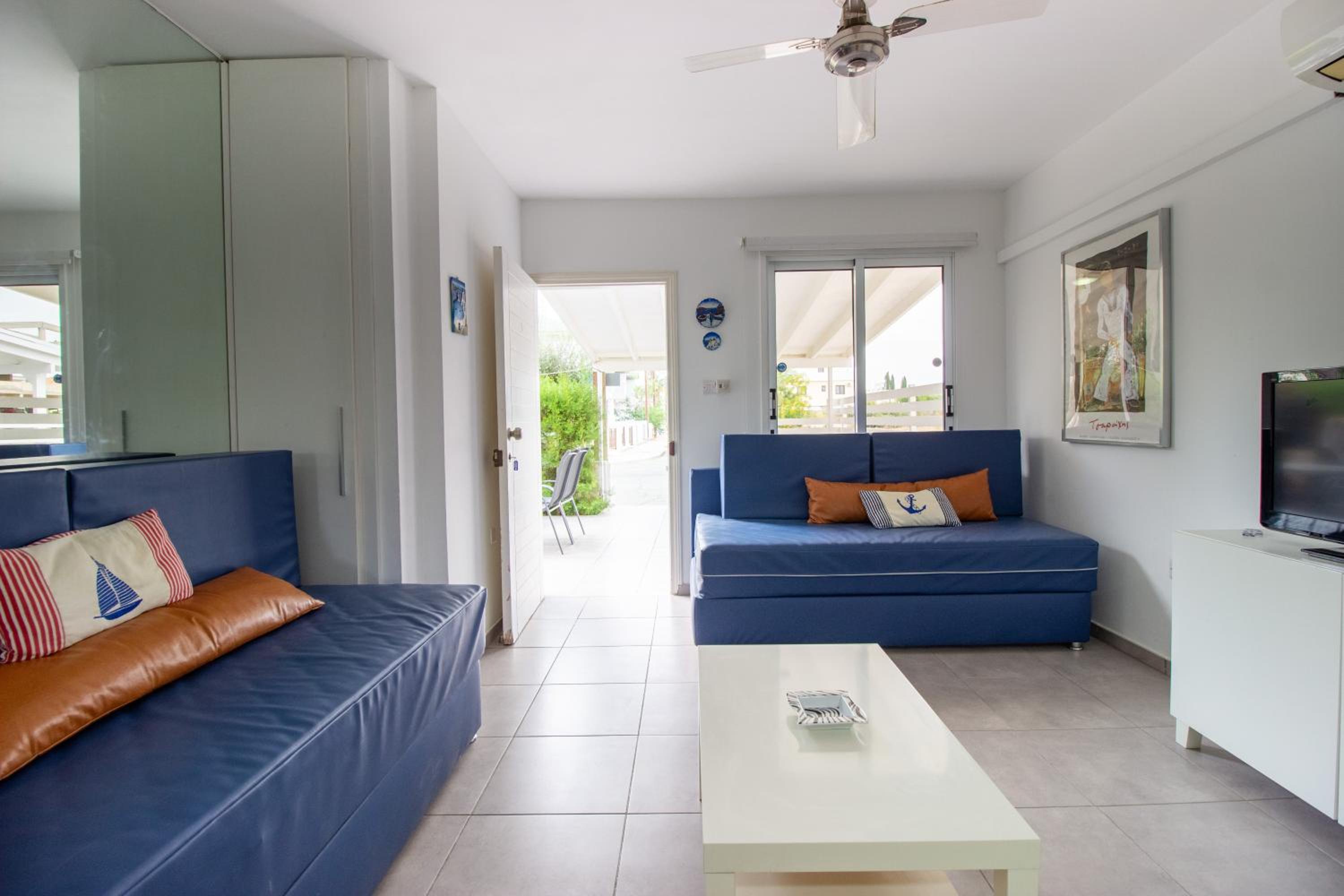 Walk to the beach 2-bed apt