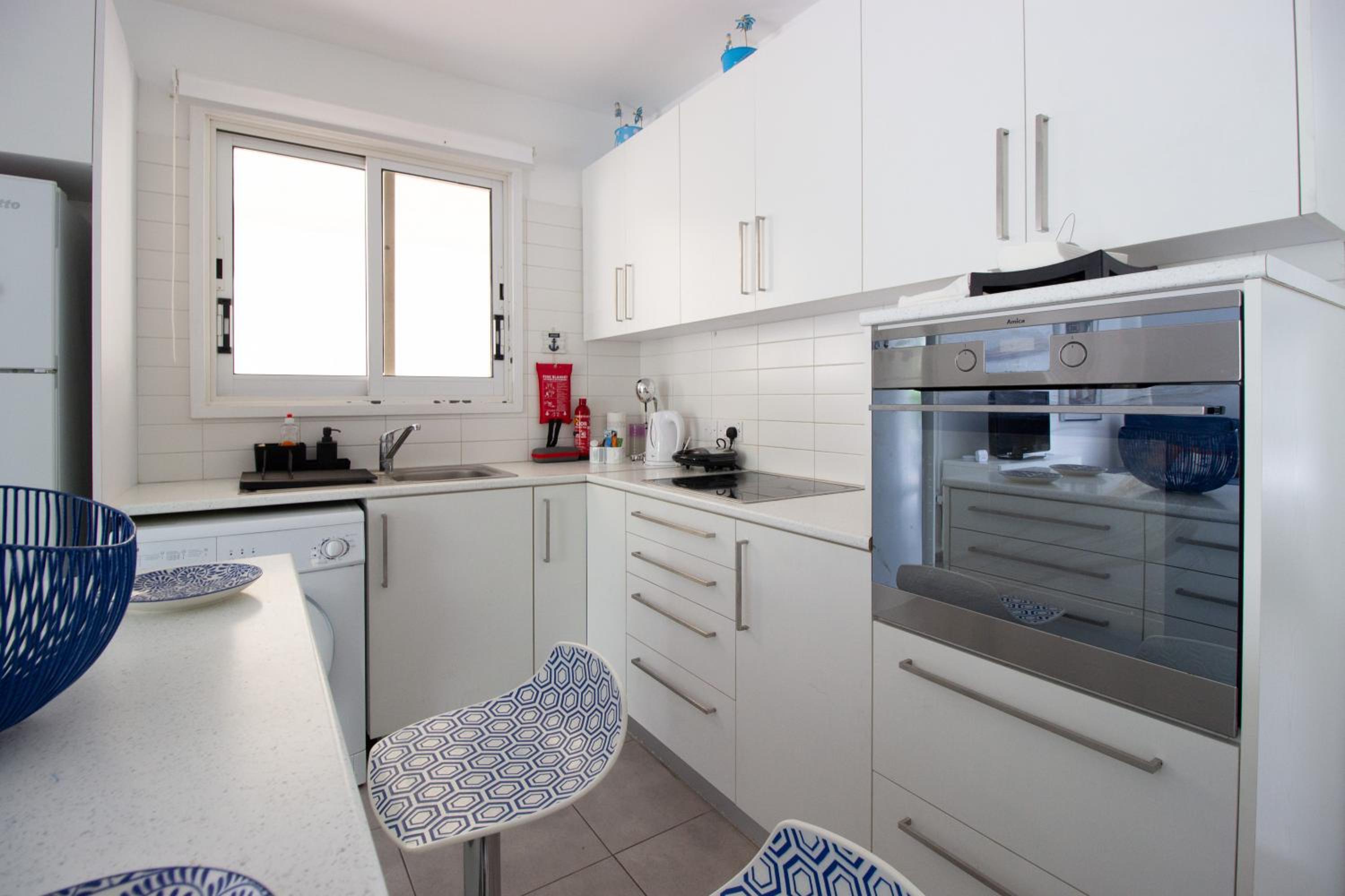 Walk to the beach 2-bed apt