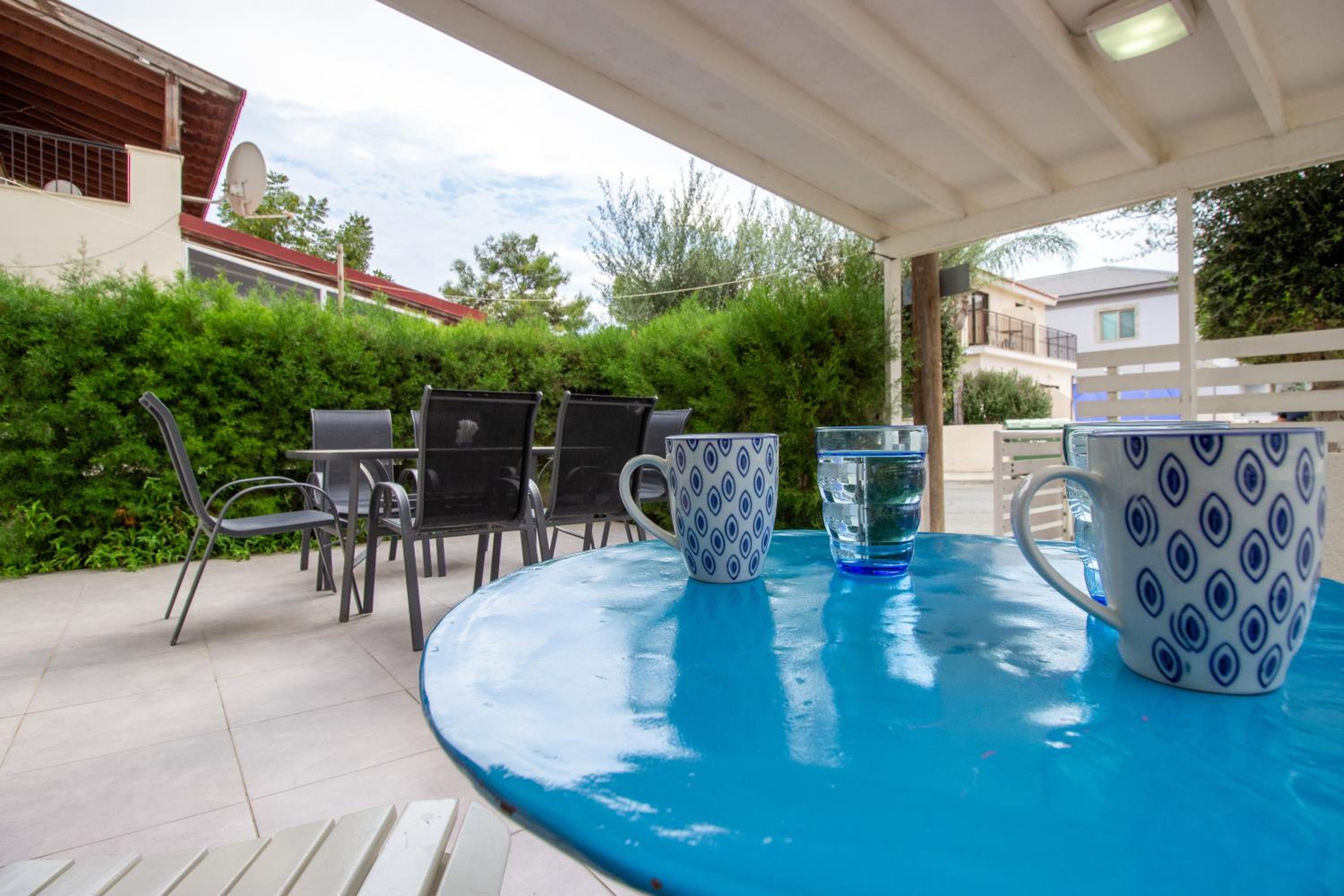 Walk to the beach 2-bed apt