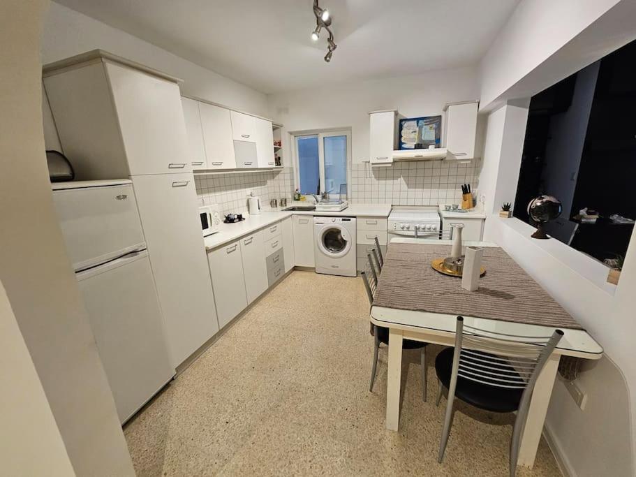 3 bedroom apt in prime location 5m away from beach view 5