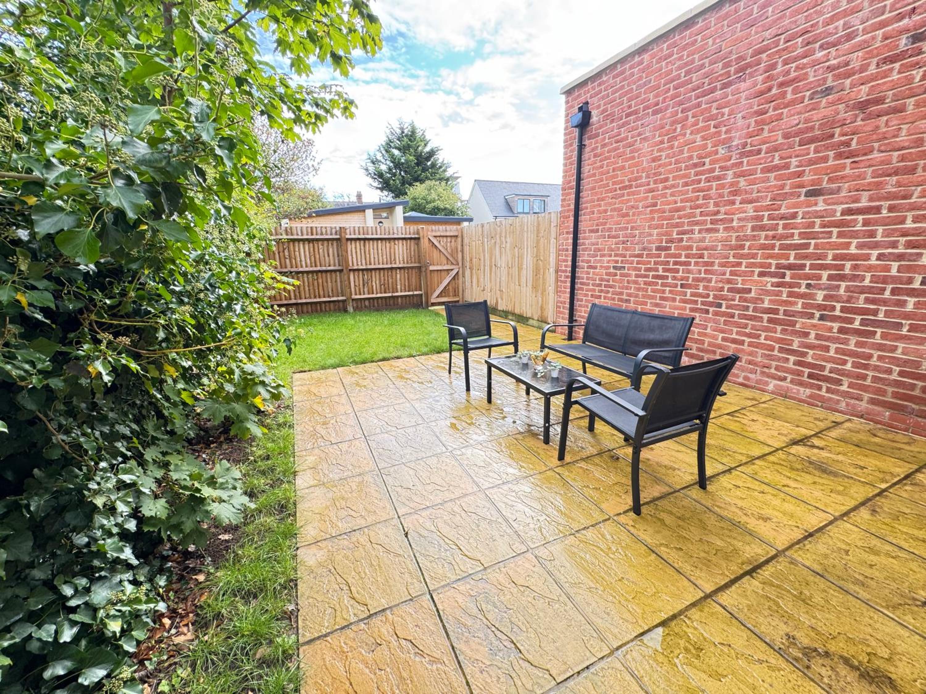 Oxford Vacations - The Phantom Apartment ideal for JR Churchill Manor Nuffield Hospitals Oxford B University 2023 built sleeps 5 people comfortably very modern 2 rooms 3 bathrooms 1 minute walk to John Radcliffe Hospital - Property Image 49