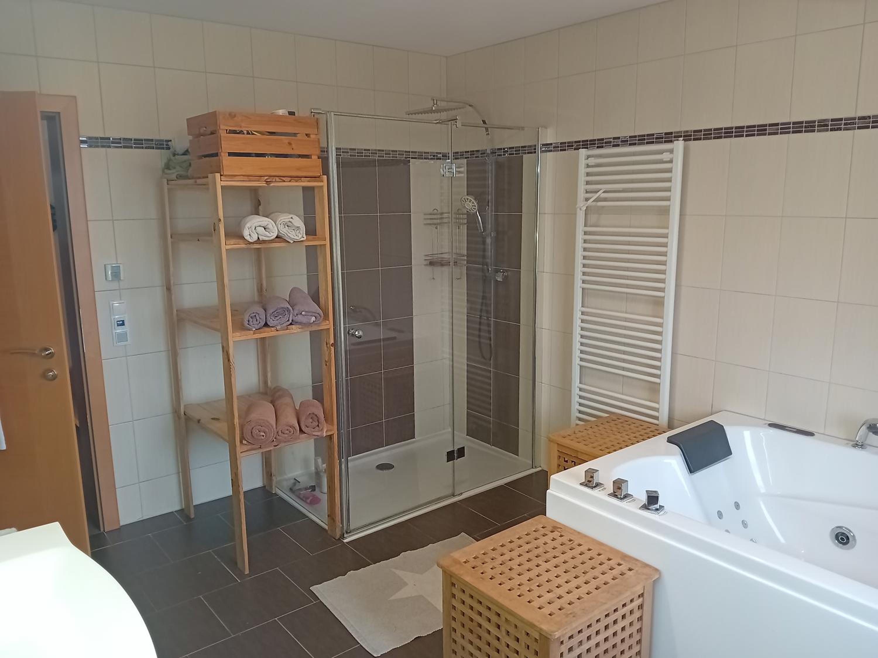 HAUS SONBERG mit Garten, Pool, Fasssauna, semi detached house with garden