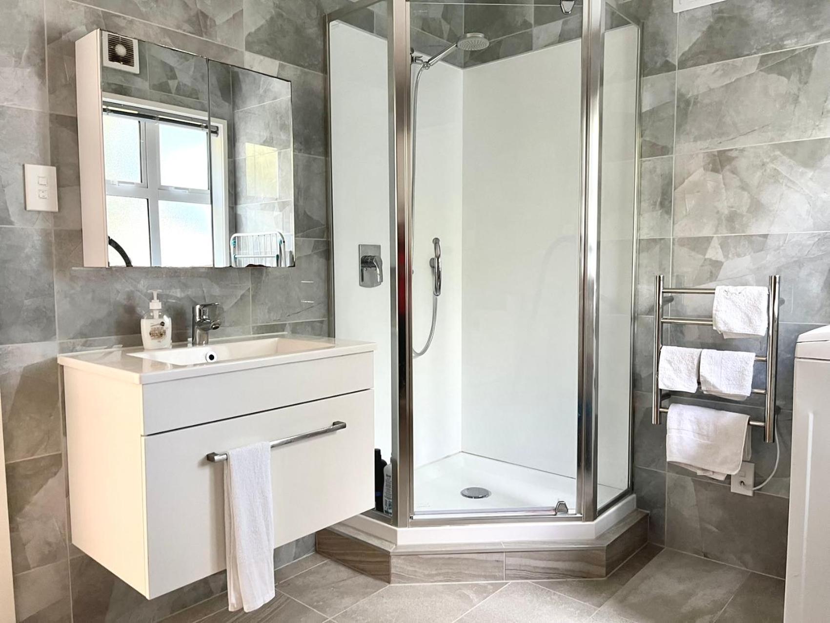 Stylish Modern Flat with Parking Near Station view 3