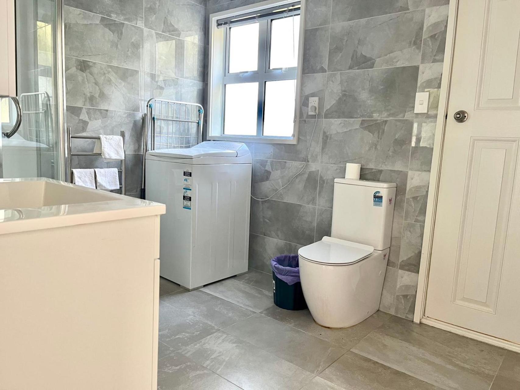 Stylish Modern Flat with Parking Near Station view 4