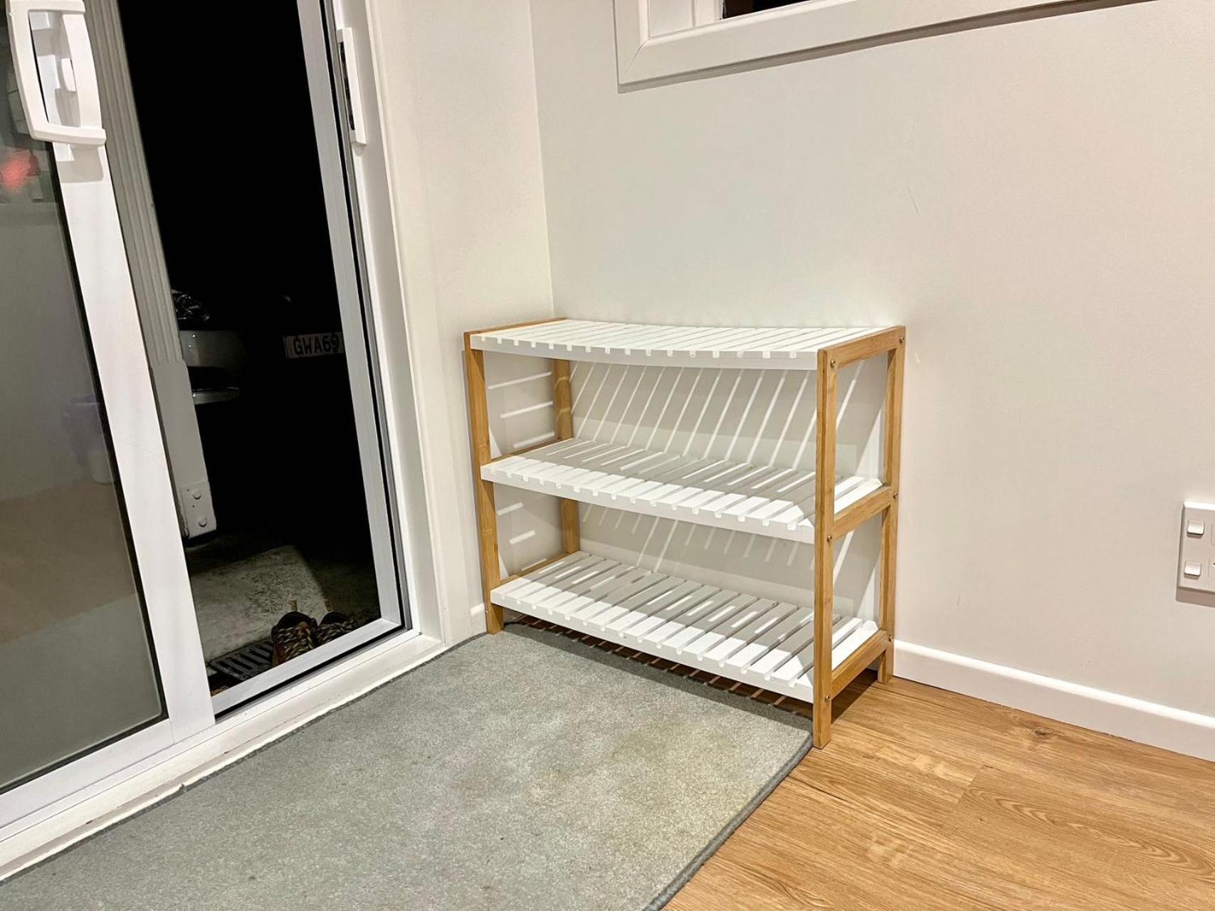 Stylish Modern Flat with Parking Near Station view 5