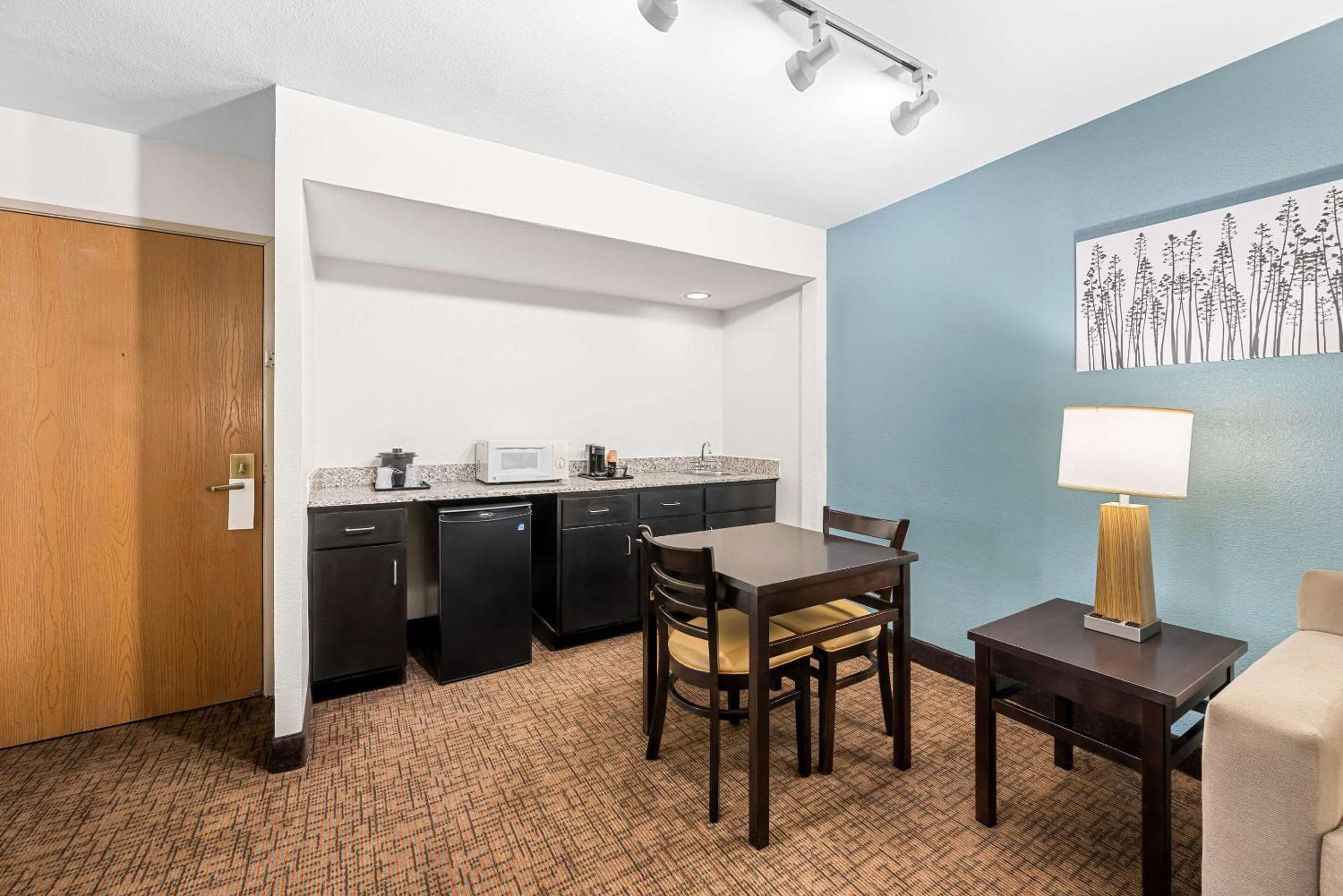 Kingsport Vacations - Sleep Inn  Suites Kingsport TriCities Airport - Property Image 9