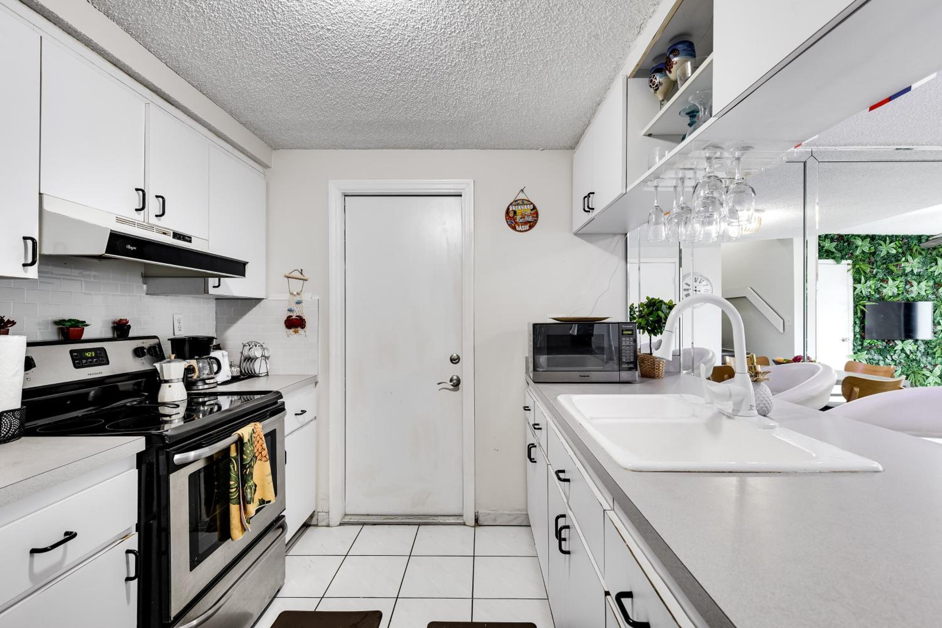 New 2Bedroom 2Bath House with Private Backyard & Jacuzzi