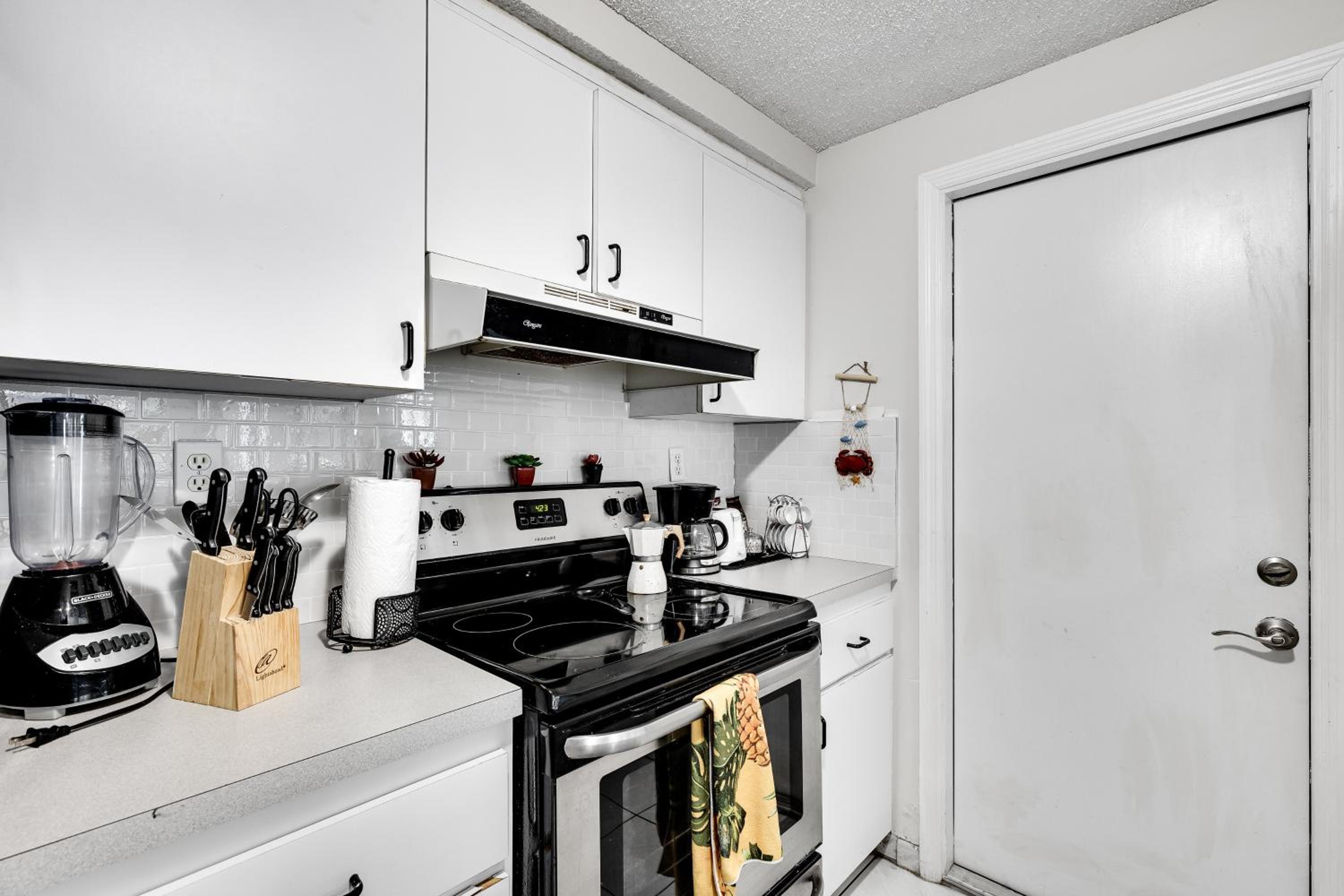 New 2Bedroom 2Bath House with Private Backyard & Jacuzzi