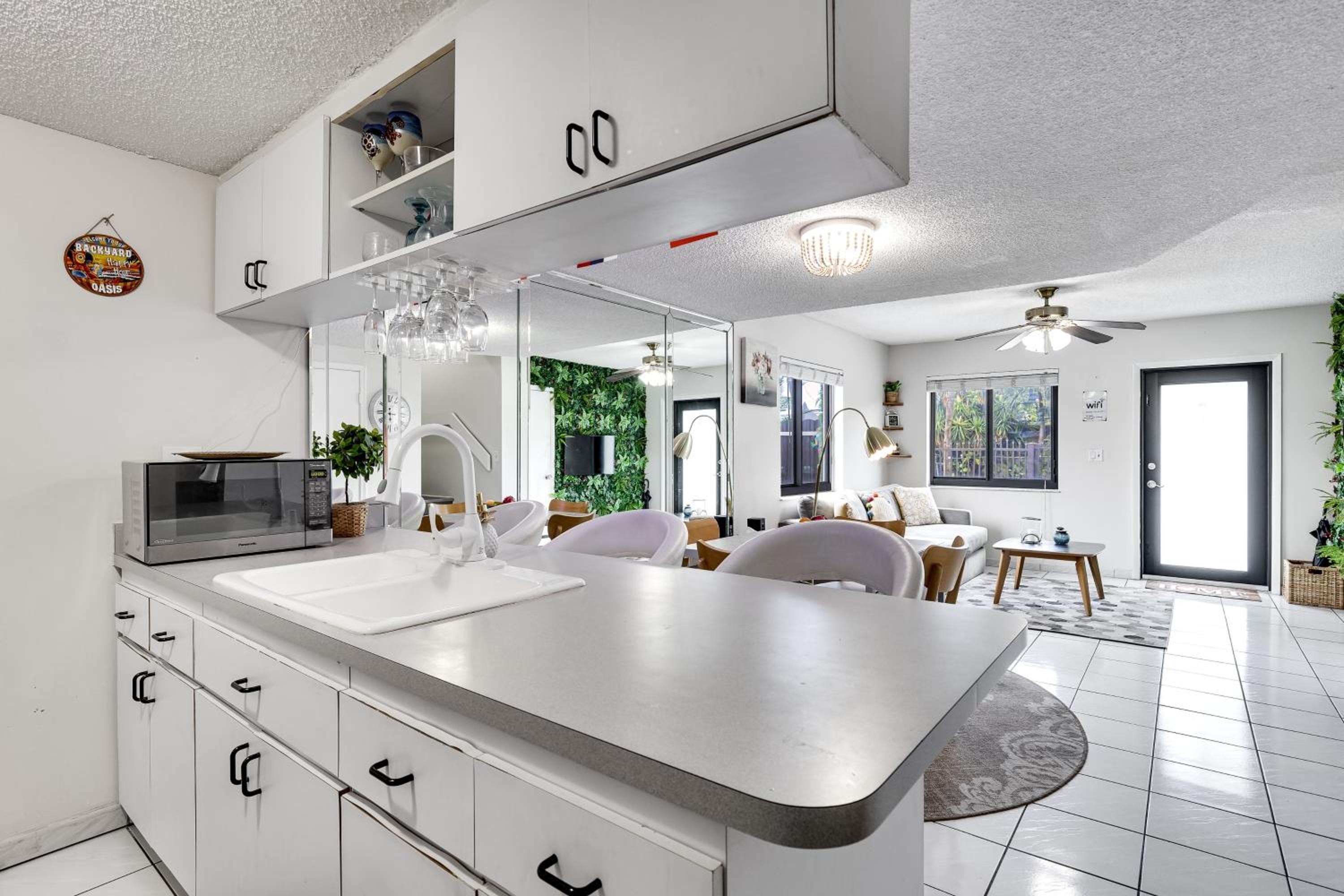 New 2Bedroom 2Bath House with Private Backyard & Jacuzzi