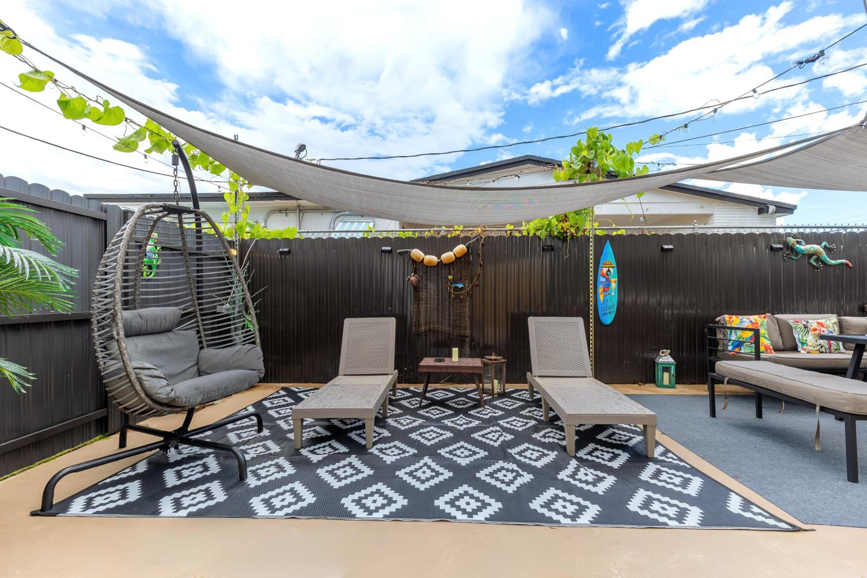 New 2Bedroom 2Bath House with Private Backyard & Jacuzzi