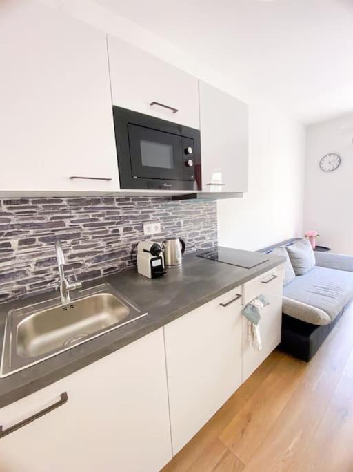 FREE PARKING apt with GRAND TERRACE