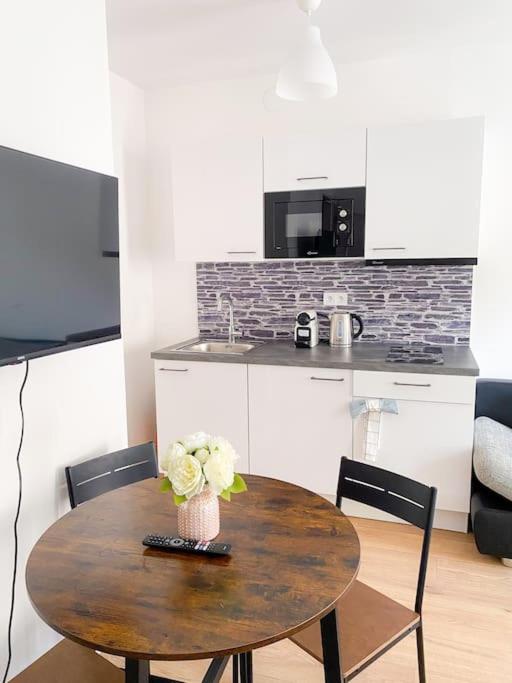 FREE PARKING apt with GRAND TERRACE