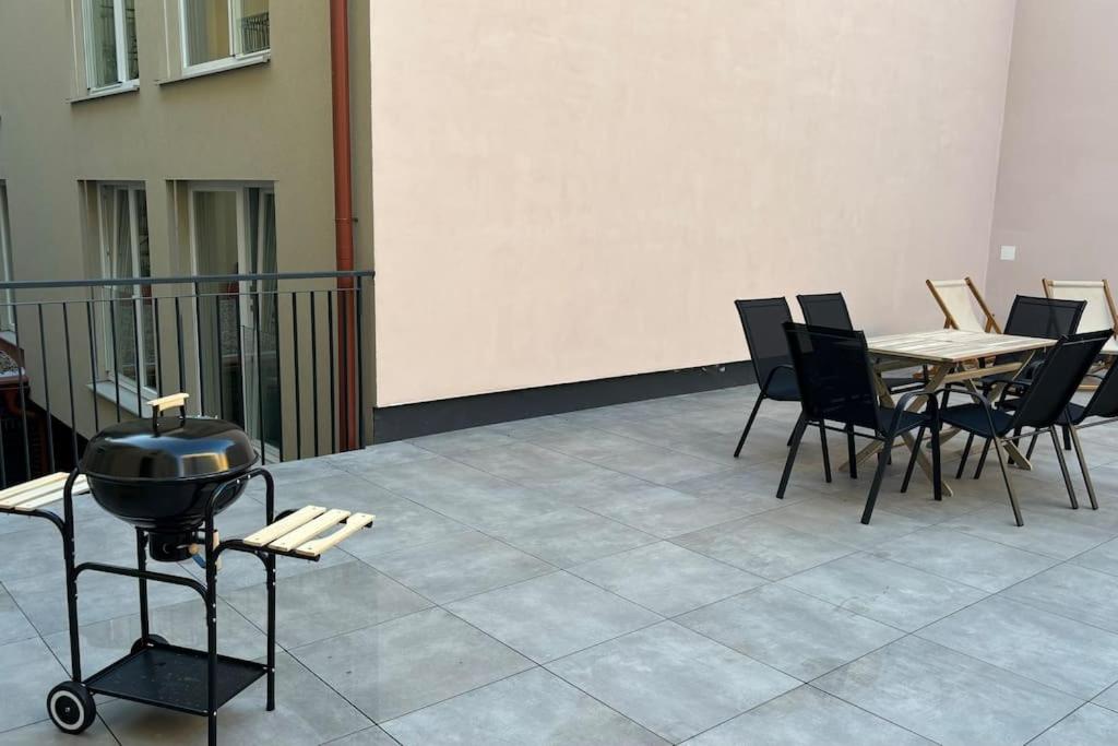 FREE PARKING apt with GRAND TERRACE