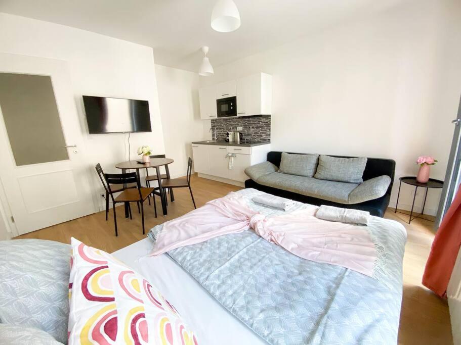 FREE PARKING apt with GRAND TERRACE
