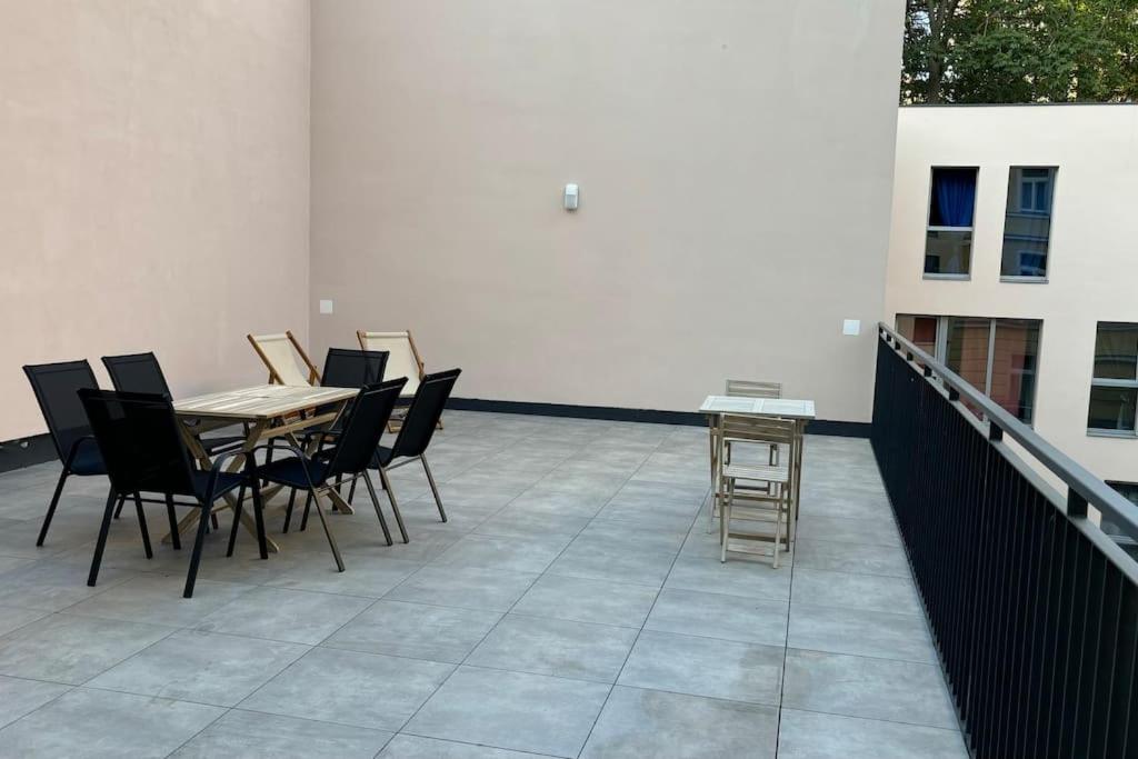FREE PARKING apt with GRAND TERRACE