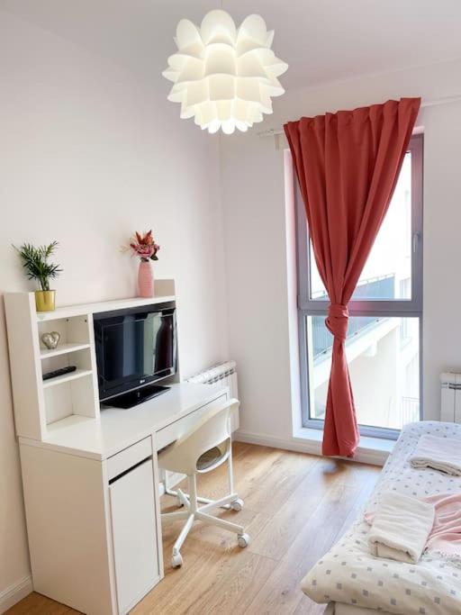 FREE PARKING apt with GRAND TERRACE