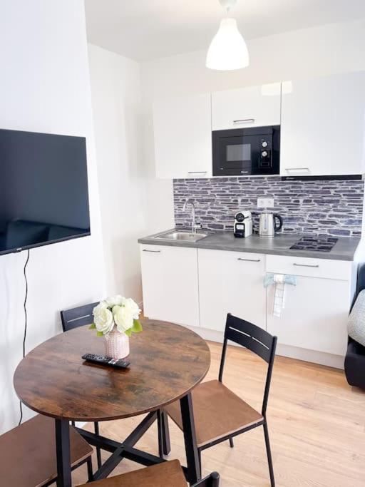 FREE PARKING apt with GRAND TERRACE