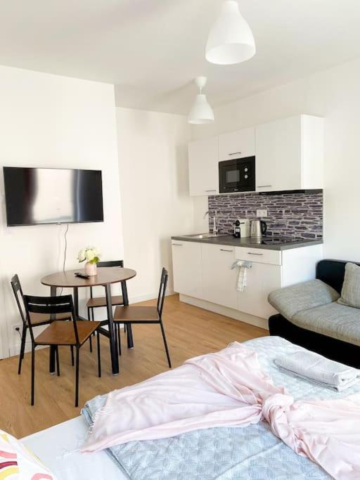 FREE PARKING apt with GRAND TERRACE