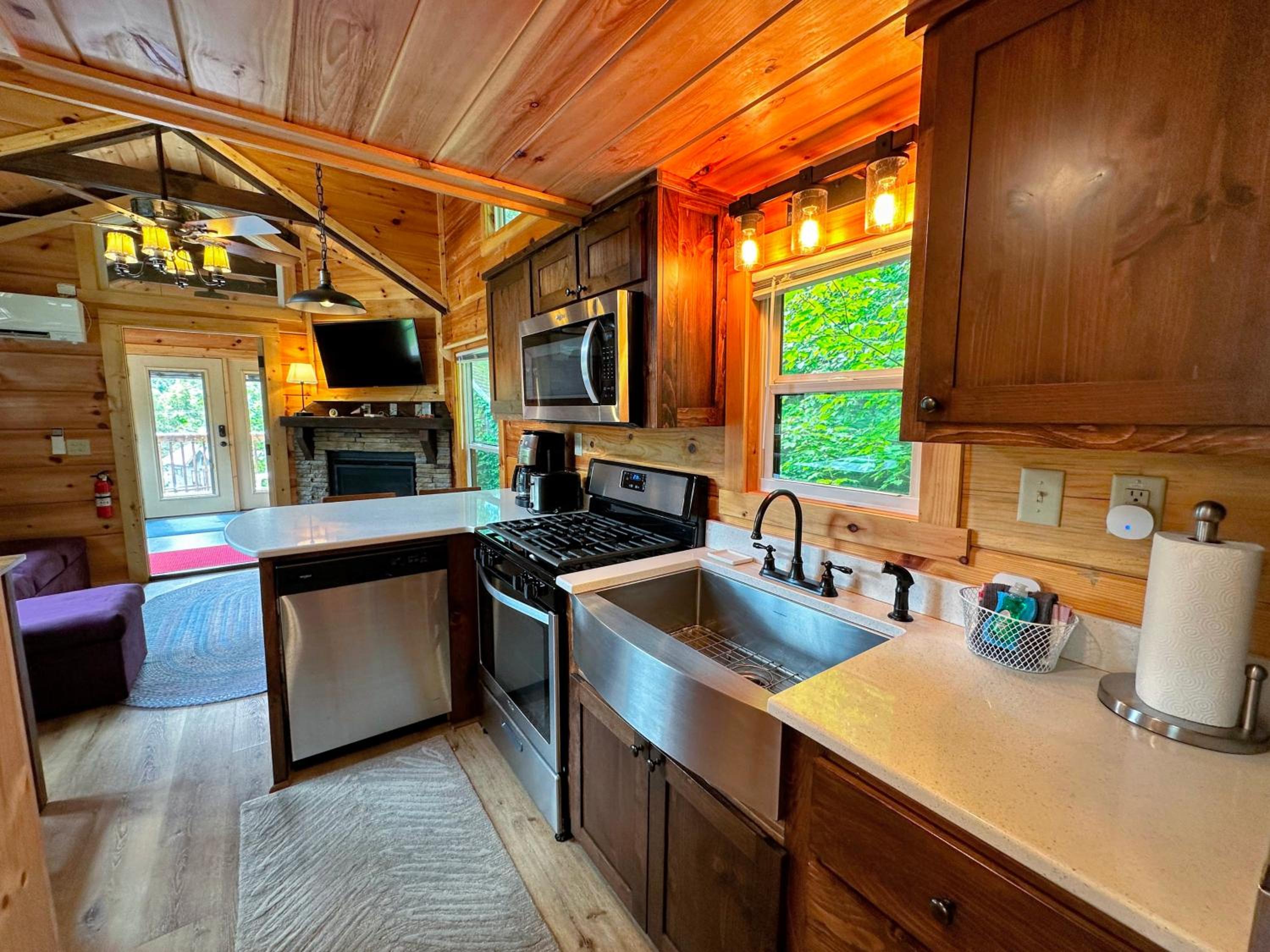 B11 NEW Awesome Tiny Home with AC Mountain Views Minutes to Skiing Hiking Attractions view 4
