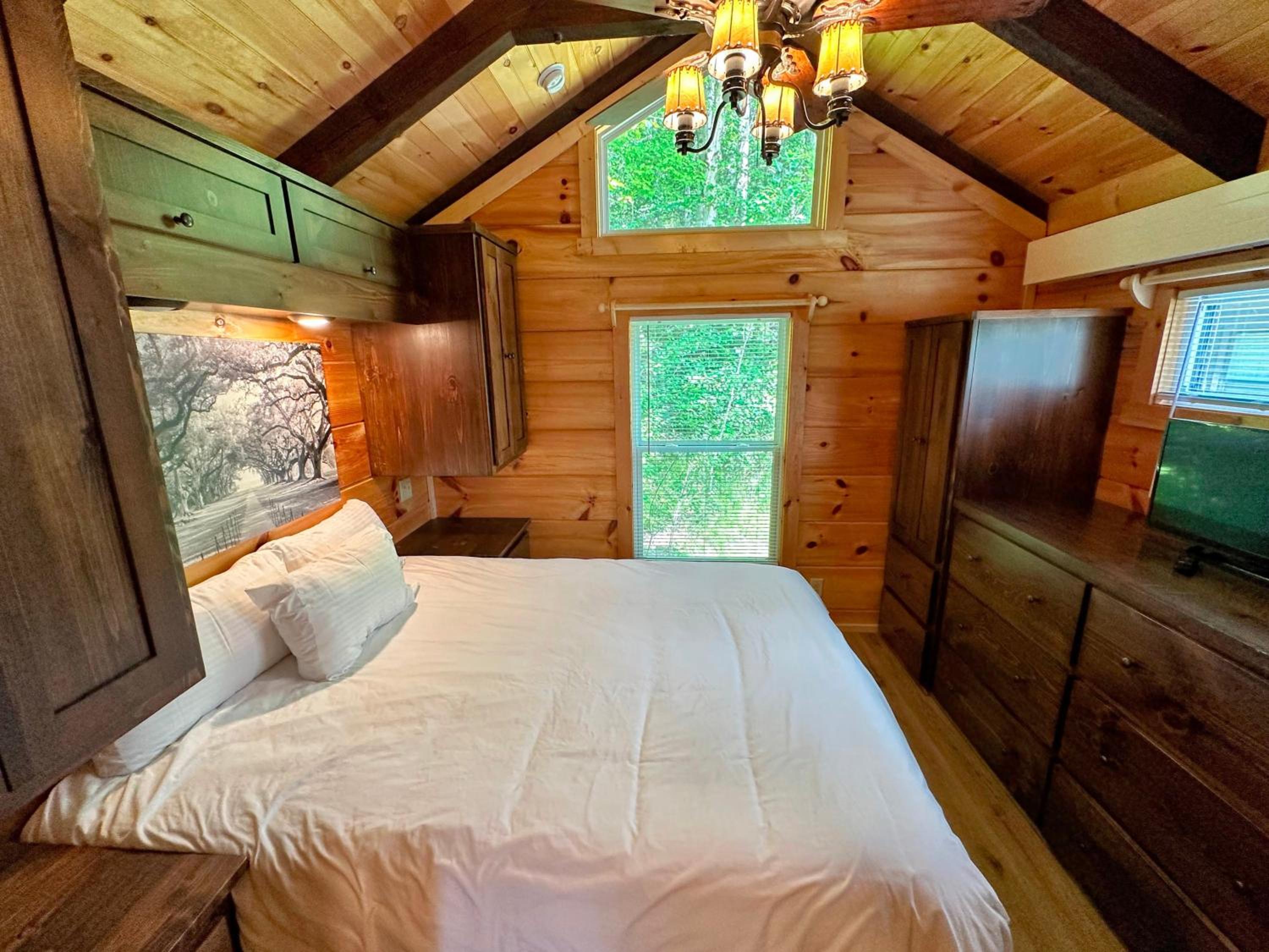 B11 NEW Awesome Tiny Home with AC Mountain Views Minutes to Skiing Hiking Attractions view 5