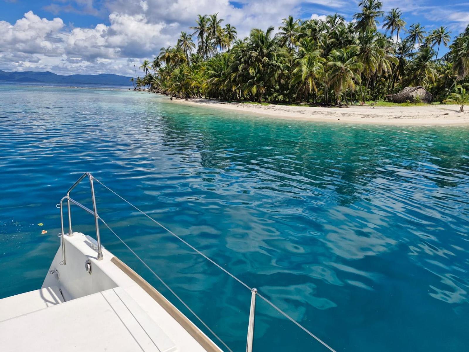 Catamaran in San Blás Islands, private boat view 5